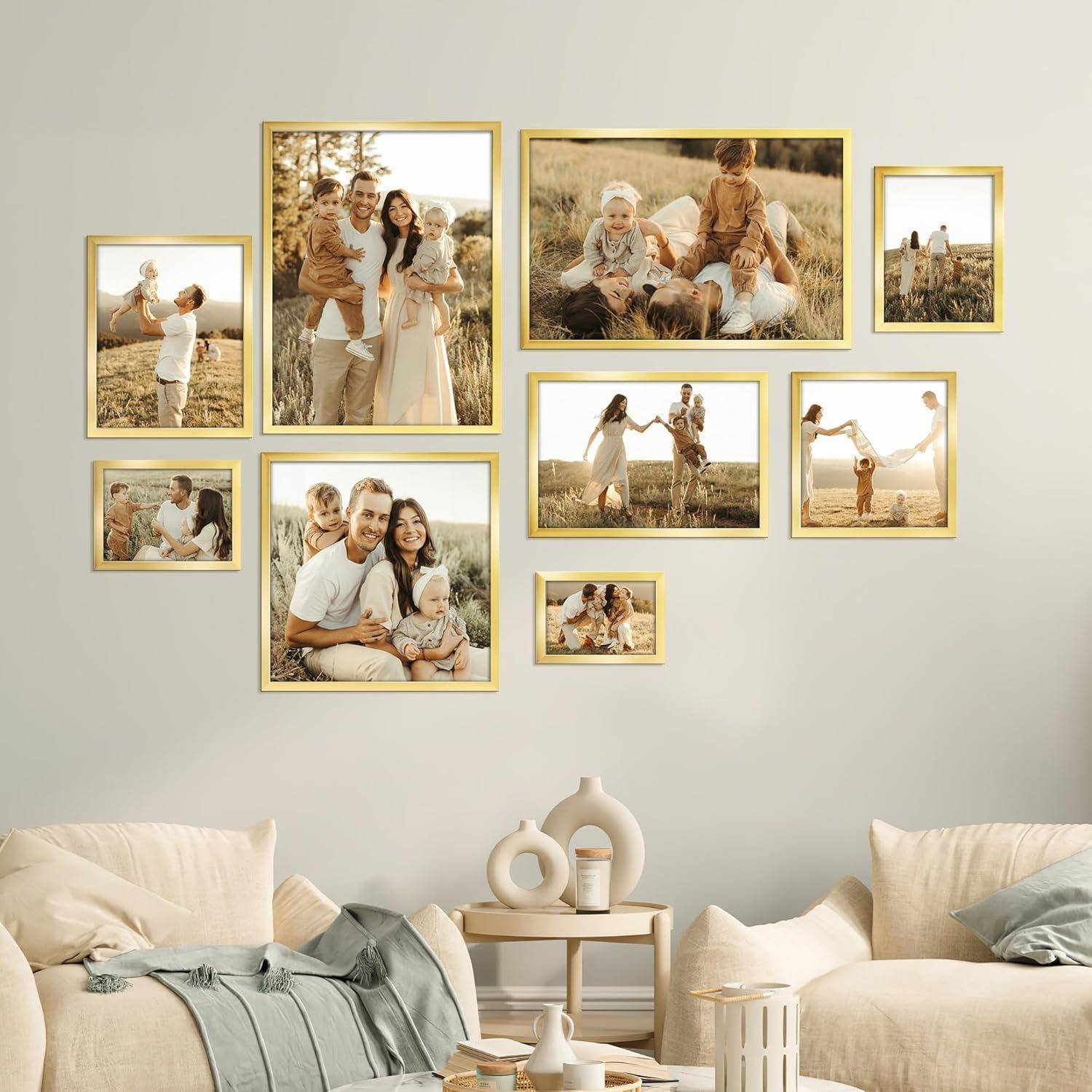 Ein Wohnzimmer zeigt eine beige Couch mit einer Anordnung von Familienfotos in goldenen Rahmen an der Wand, die verschiedene Outdoor-Aktivitäten präsentiert.