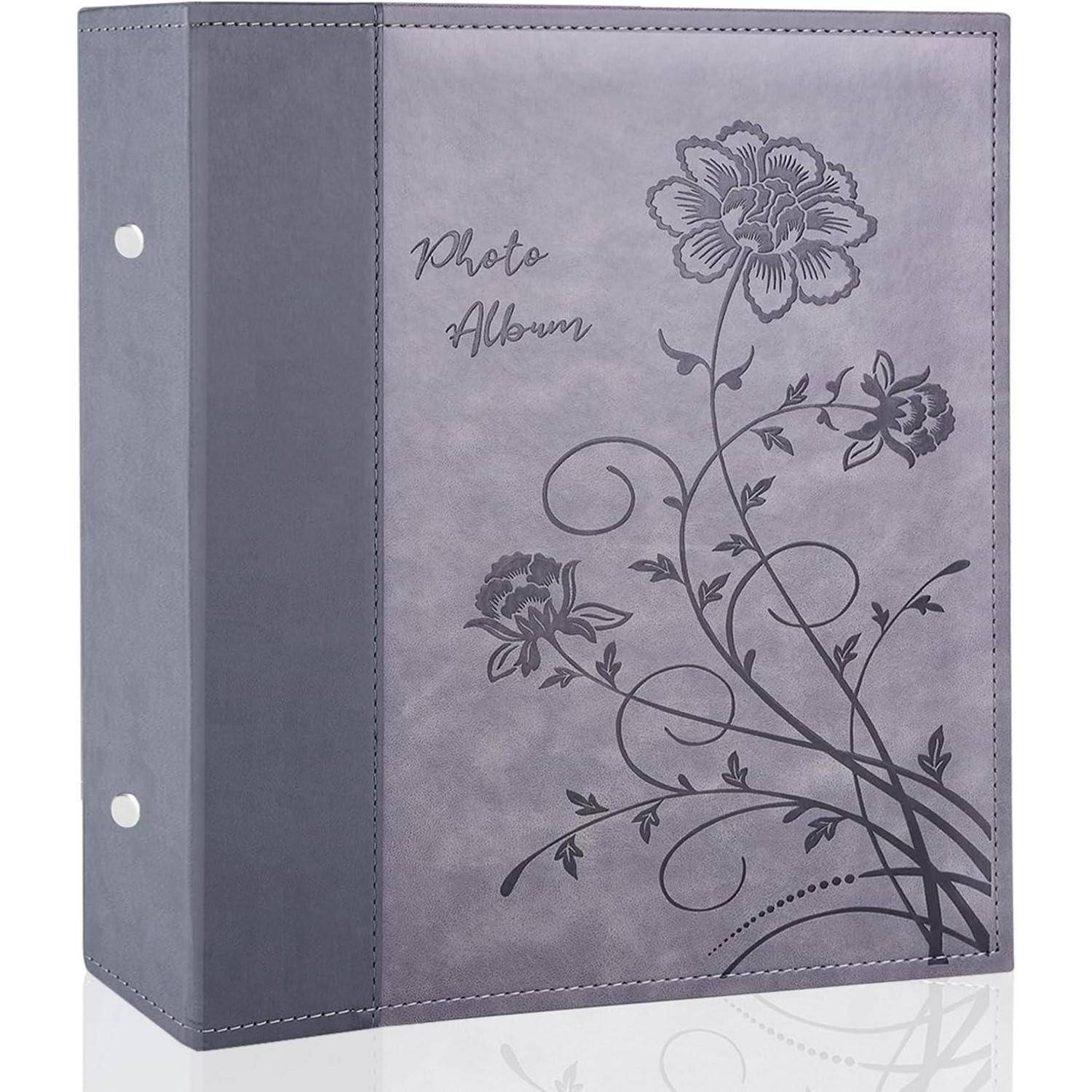 Graues Fotoalbum mit dem Schriftzug 'Fotoalbum' und einem Blumendesign auf dem Einband.