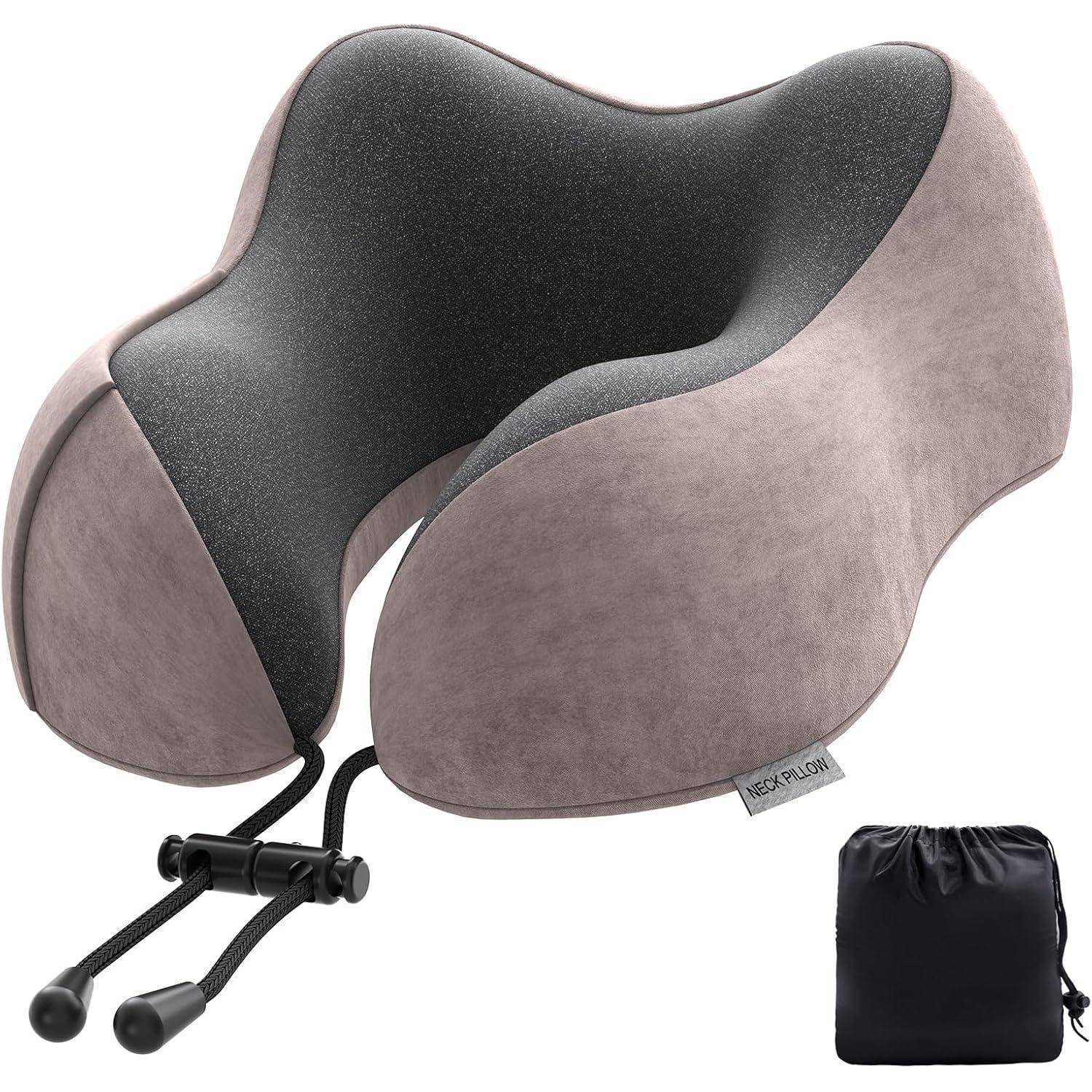 Nackenkissen aus Memoryschaumstoff mit ergonomischem Design und verstellbarer Kordel, neben einer Aufbewahrungstasche präsentiert.