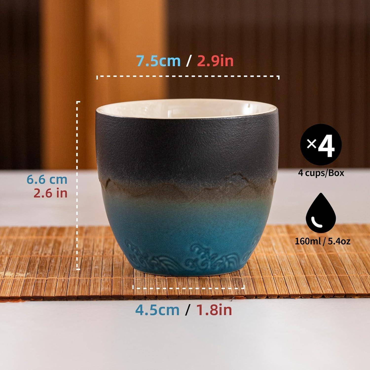 Eine blau-schwarze Verlaufsfarbene Keramiktasse auf einer Bamboo-Unterlage. Abmessungen: 7,5 cm Höhe, 6,6 cm oberer Durchmesser, 4,5 cm unterer Durchmesser. Fasst 160 ml.
