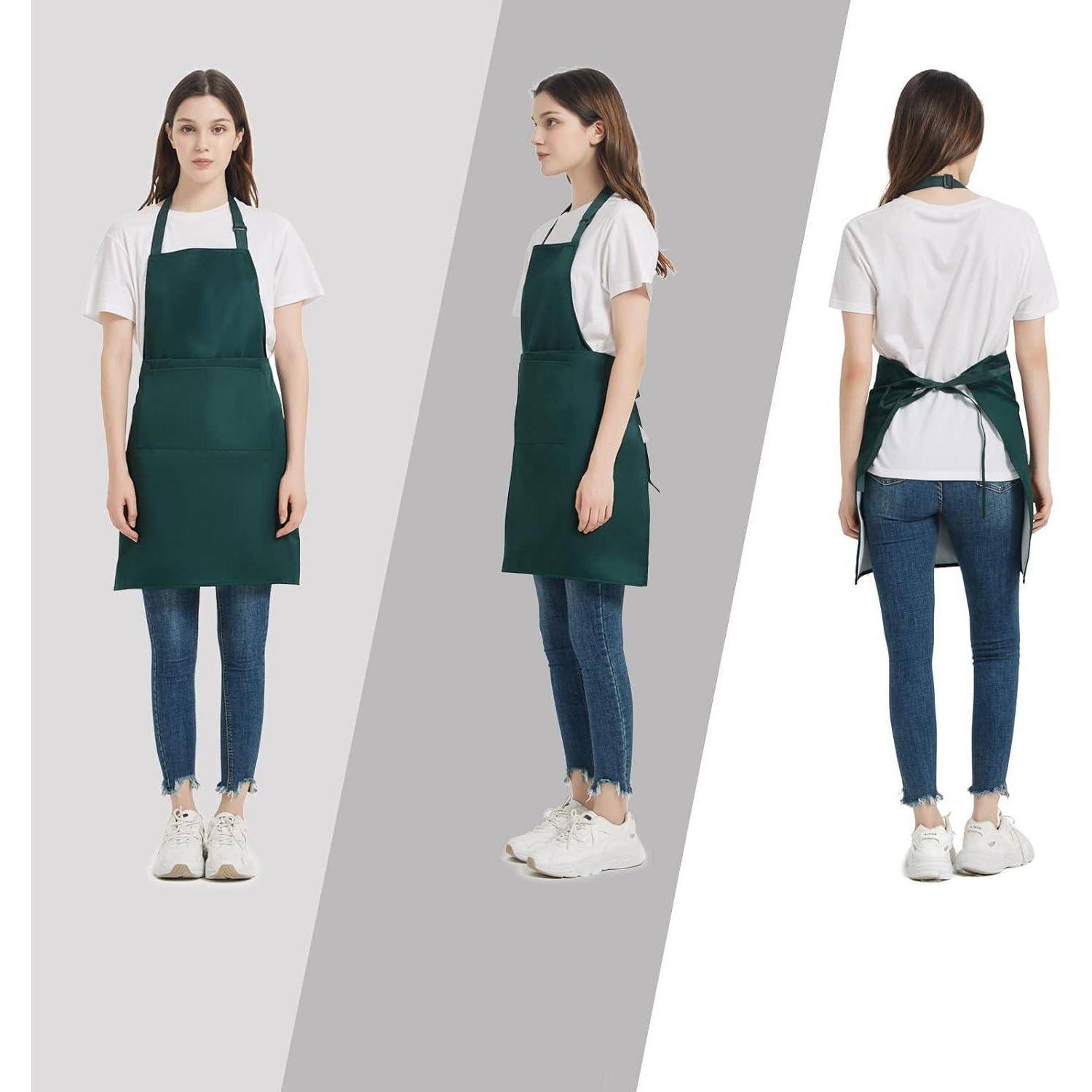 Eine Frau, die eine grüne Schürze modelliert, von vorne, der Seite und von hinten gezeigt, trägt ein weißes Hemd und Jeans vor einem grauen Hintergrund.