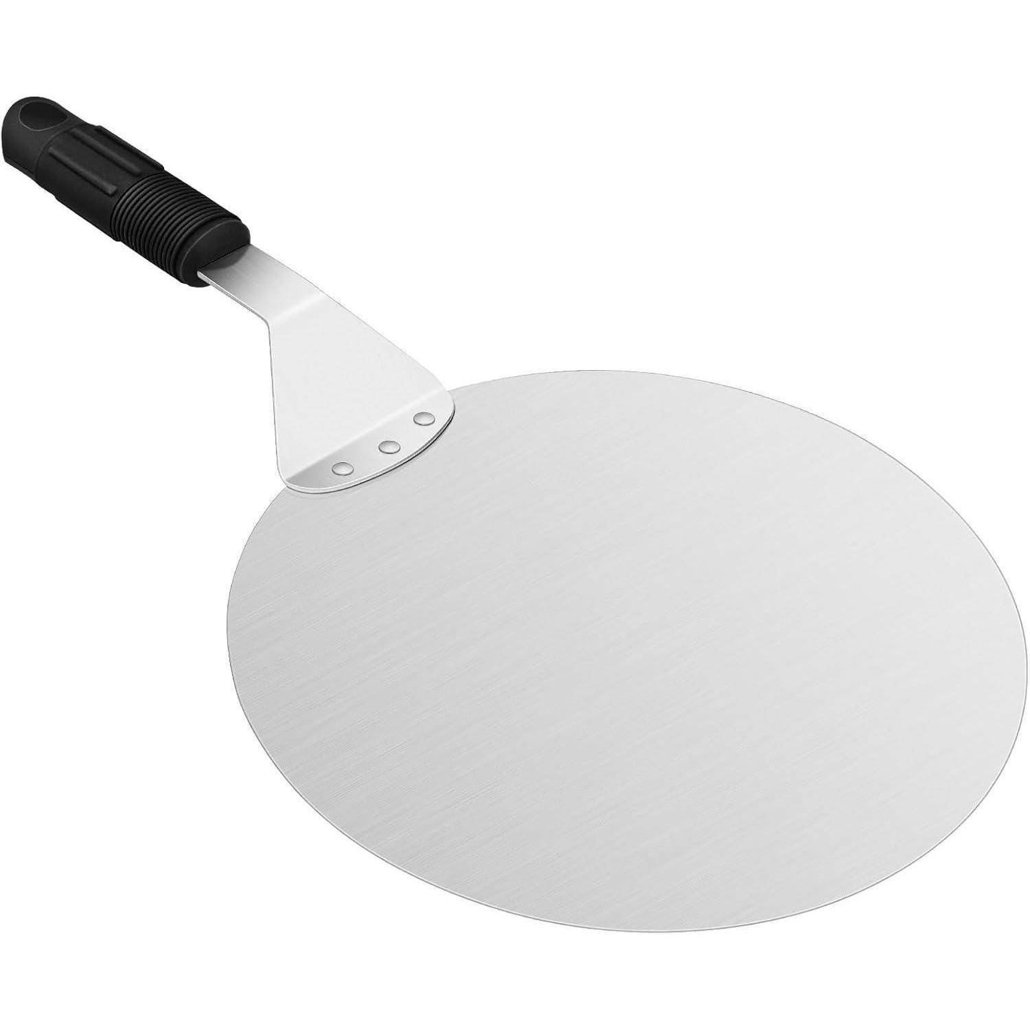 Ein runder Pizzaschieber mit einer Metalloberfläche und schwarzem Griff, entwickelt zum Übertragen von Pizzen in und aus dem Ofen.