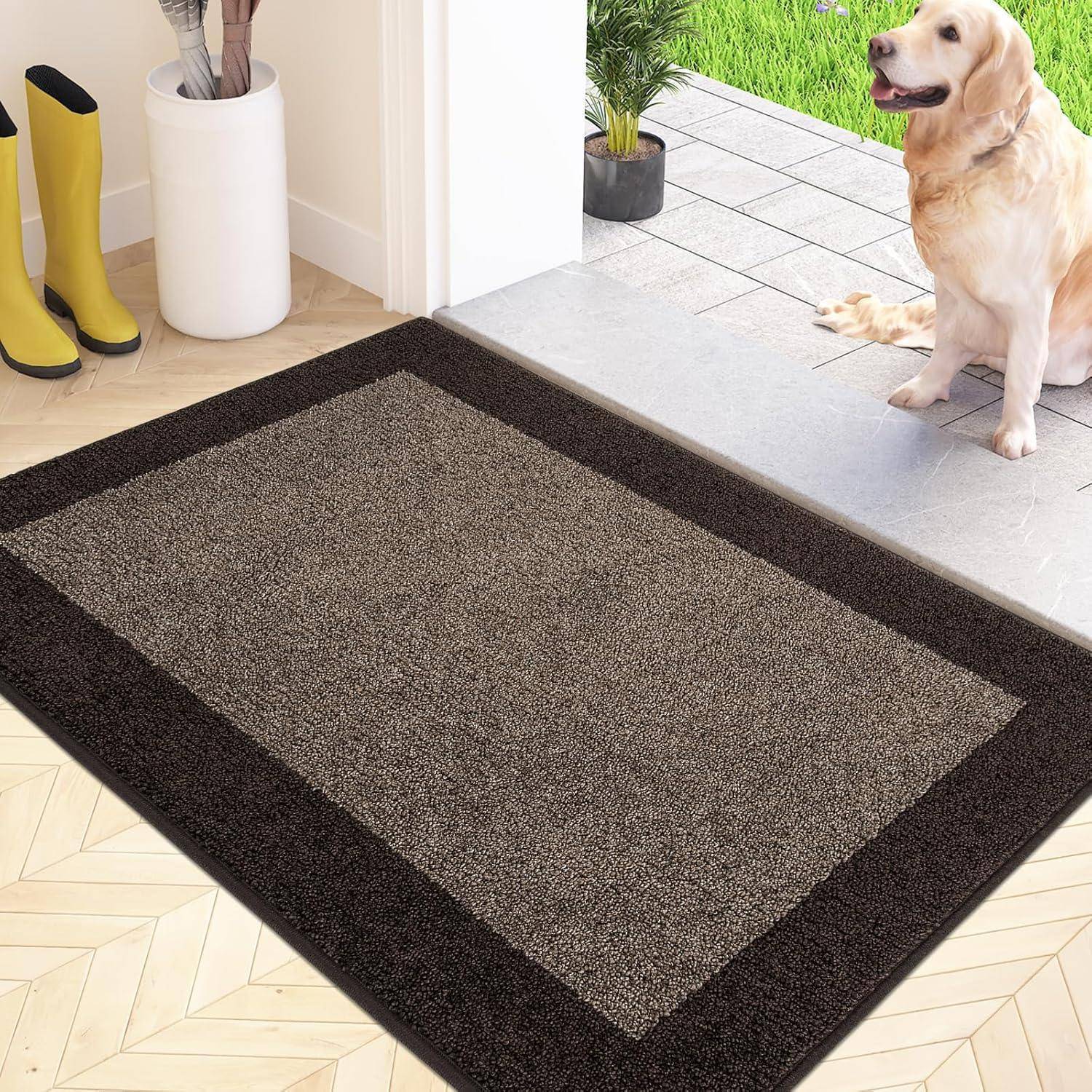 Ein beige-brauner Teppich liegt auf einem hellen Holzboden neben einer Tür. Gelbe Stiefel stehen neben einem weißen Topf. Ein Hund sitzt draußen auf einer Terrasse.