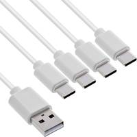 Fünf weiße Ladekabel mit USB-Anschlüssen auf der einen Seite und USB-Typ-C-Anschlüssen auf der anderen Seite.
