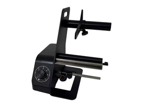 Ein schwarzes Metallgerät mit zwei zylindrischen Stangen und einem seitlichen Einstellrad für Anpassungen, möglicherweise zum Befestigen oder sicheren Halten von Ausrüstung verwendet.
