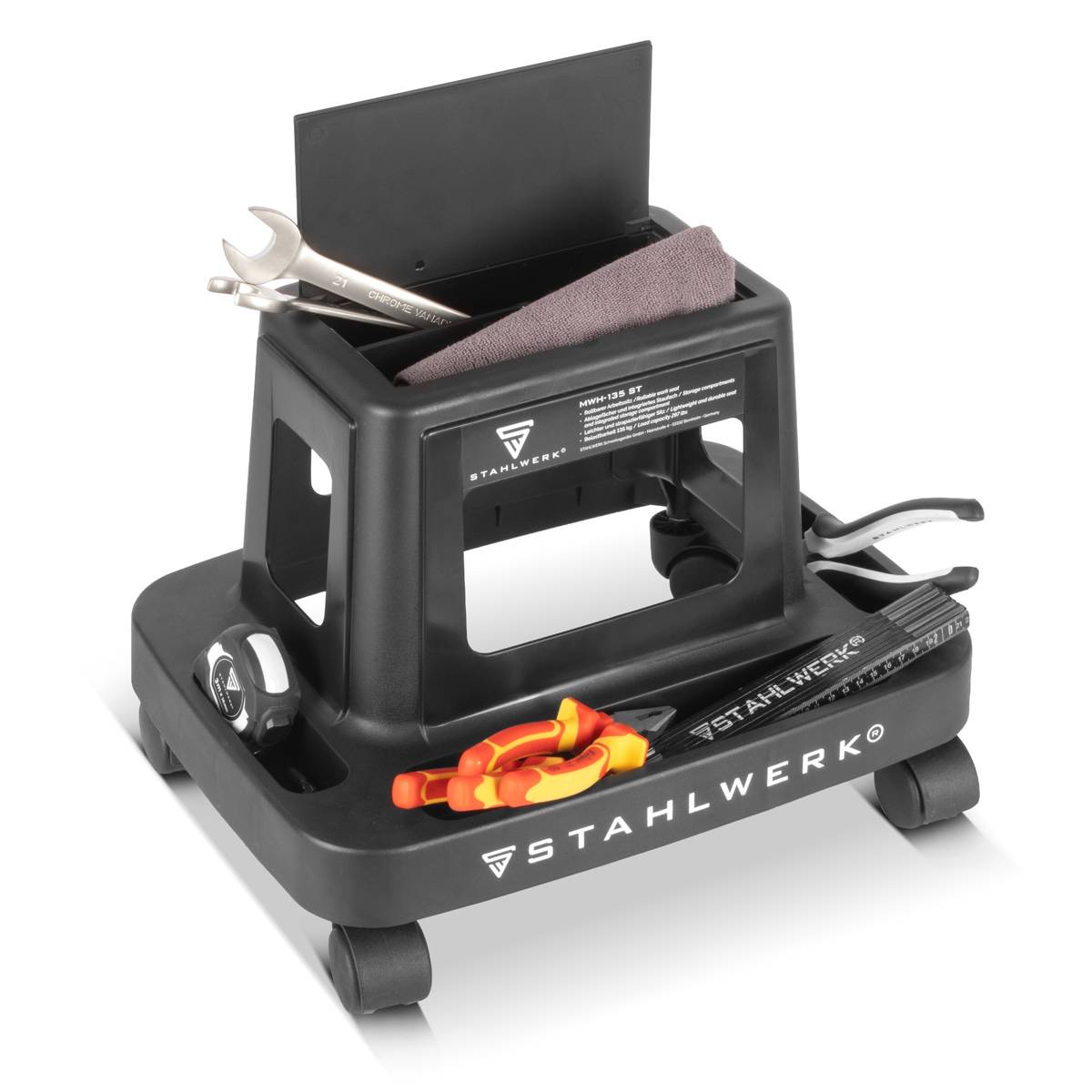 Eine schwarze, rollbare Werkzeugkiste mit Fächern, die Werkzeuge wie einen Schraubenschlüssel und Klemmen enthält, mit der Aufschrift 'STAHLWERK', die für einfache mobile Aufbewahrung konzipiert ist.