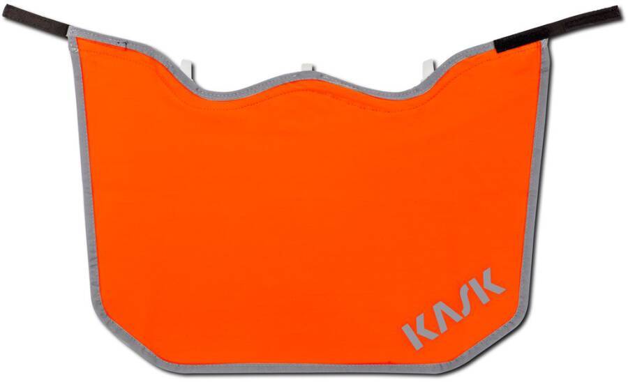 Eine orangefarbene Schutzabdeckung mit dem 'KASK' Logo, entwickelt für bessere Sichtbarkeit bei Outdoor-Aktivitäten.