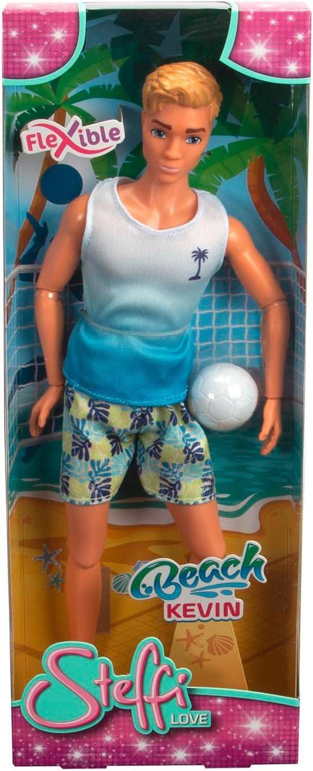 Eine Puppe in einer Box, die ein weißes und blaues ärmelloses Shirt mit Palmbaumdesign, Blumenshorts trägt und einen Fußball in einer Strand-Umgebung hält.