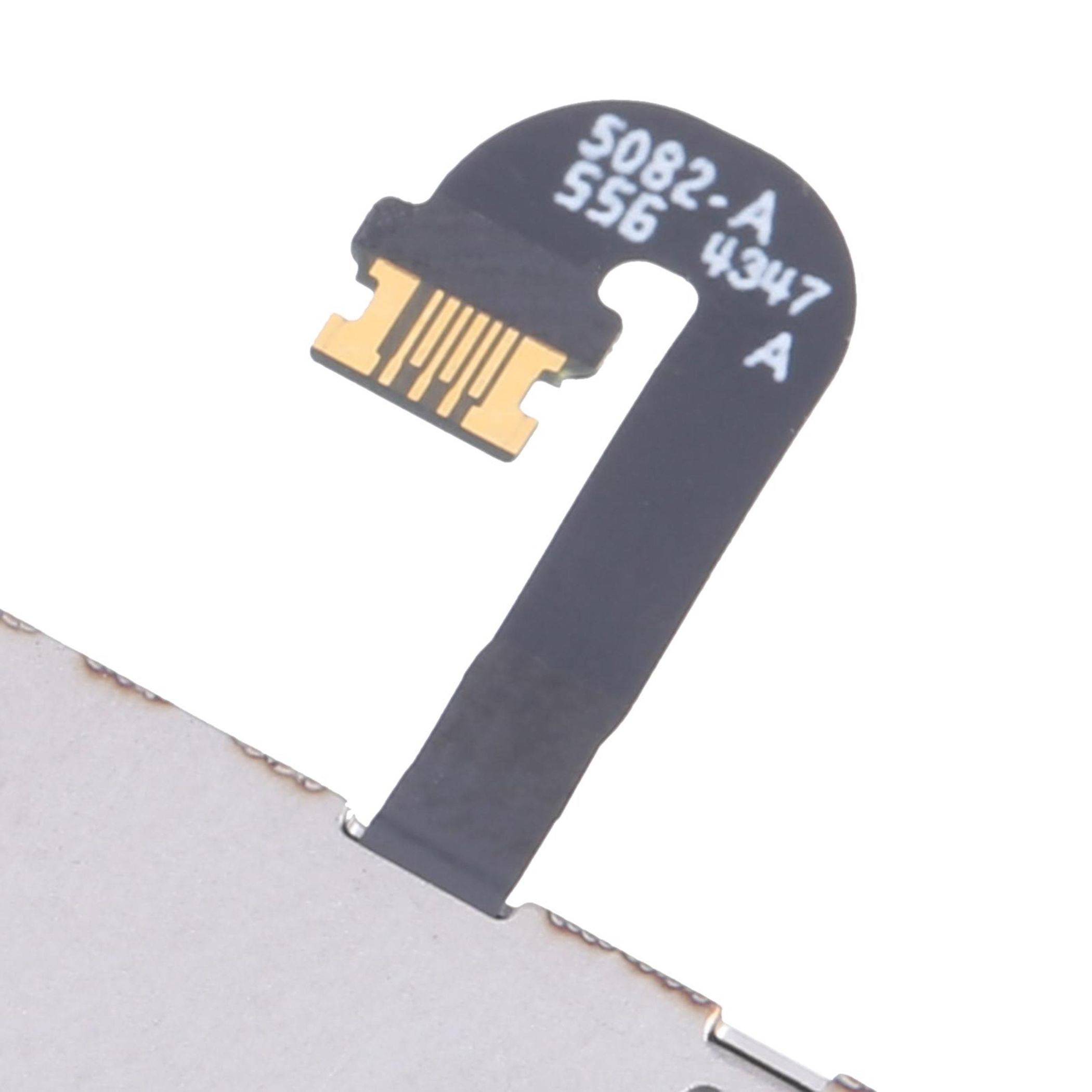 Eine Nahaufnahme eines kleinen elektronischen Anschlusses mit Goldkontakten, der an einem flexiblen schwarzen Streifen befestigt ist, der mit Zahlen und Buchstaben gekennzeichnet ist.