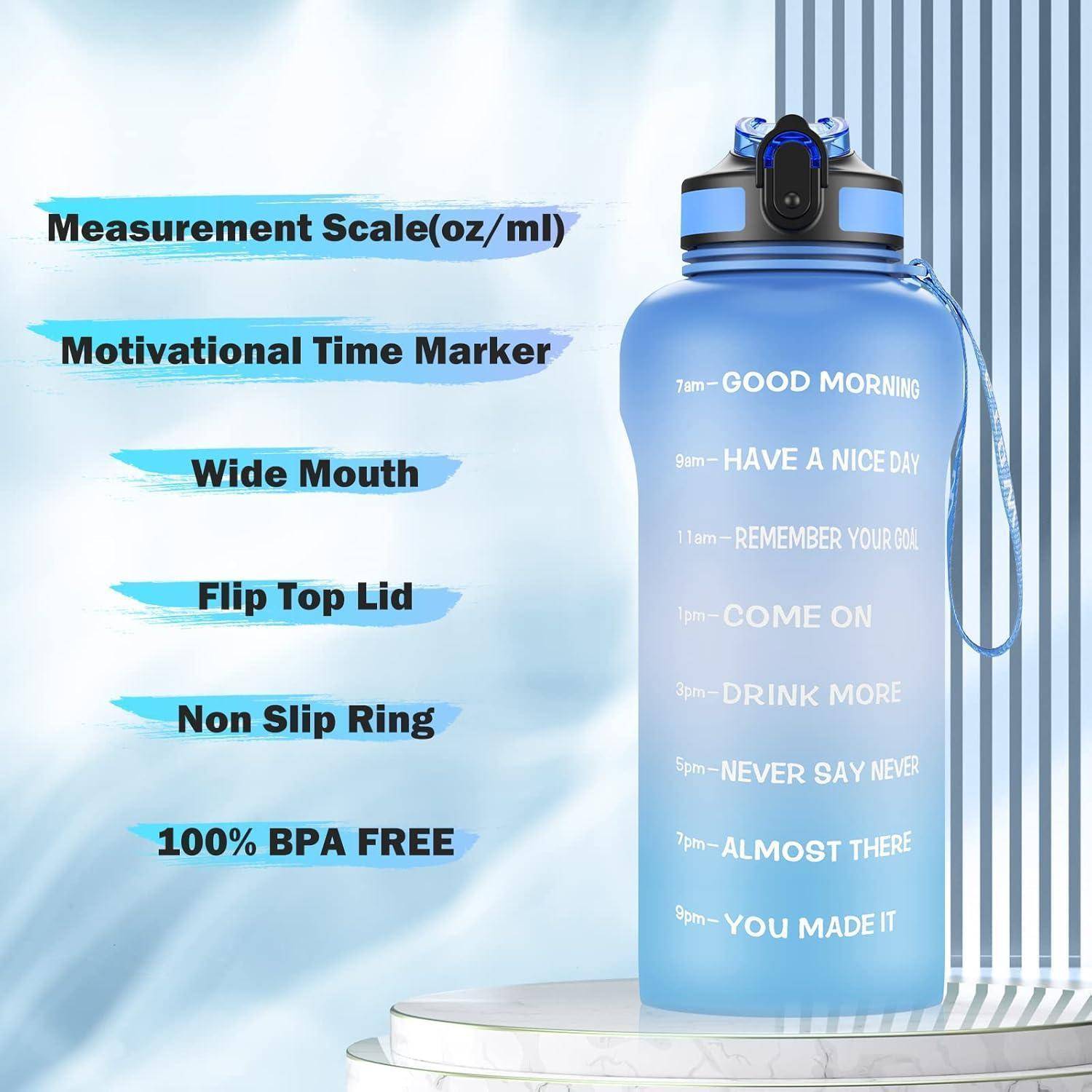 Blaue Wasserflasche mit Zeitmarkierungen: 7 Uhr, GUTEN MORGEN; 9 Uhr, EINEN SCHÖNEN TAG; 11 Uhr, ERINNERE DICH AN DEIN ZIEL; 13 Uhr, KOMM SCHON; 15 Uhr, TRINK MEHR; 17 Uhr, SAGS NIEMALS NIE; 19 Uhr, FAST GESCHAFFT; 21 Uhr, DU HAST ES GESCHAFFT. Funktionen umfassen Messsskala in oz/ml, weite Öffnung, Klappdeckel, rutschfesten Ring und 100% BPA-frei.