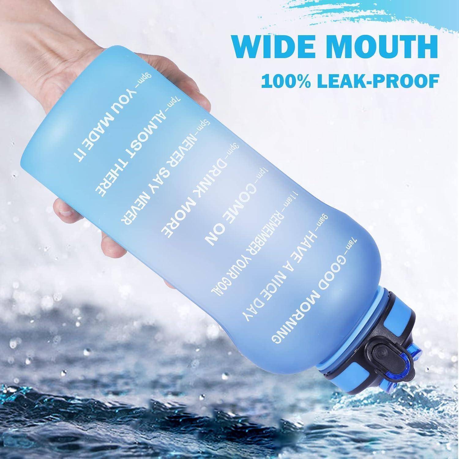 Eine Hand hält eine blaue Wasserflasche mit motivierenden Zeitmarkierungen zum Trinken. Text liest sich: 