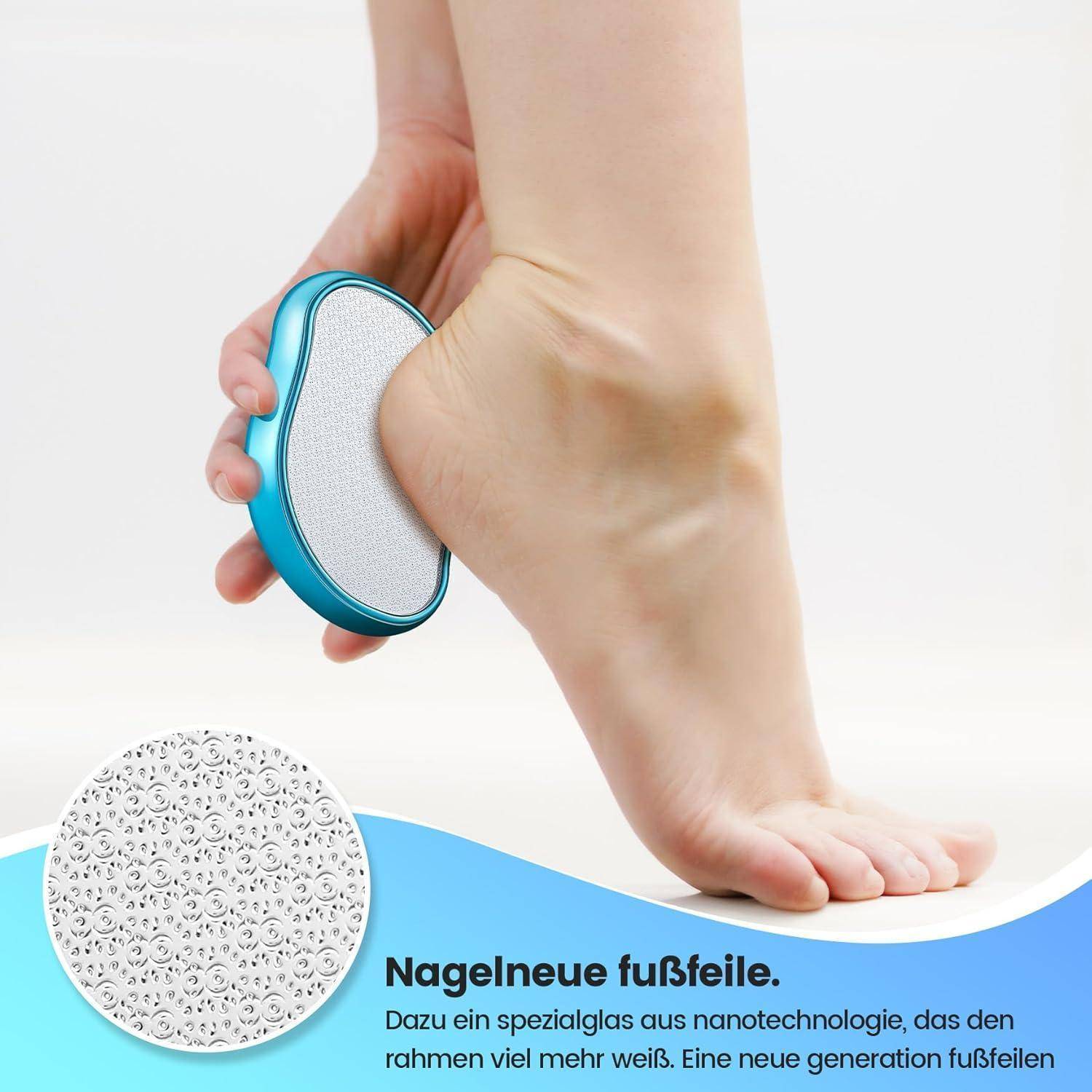 Eine Person, die eine Fußfeile mit Nanotechnologie zur Hornhautentfernung verwendet. Eine Detailaufnahme zeigt die Oberflächenstruktur der Feile.