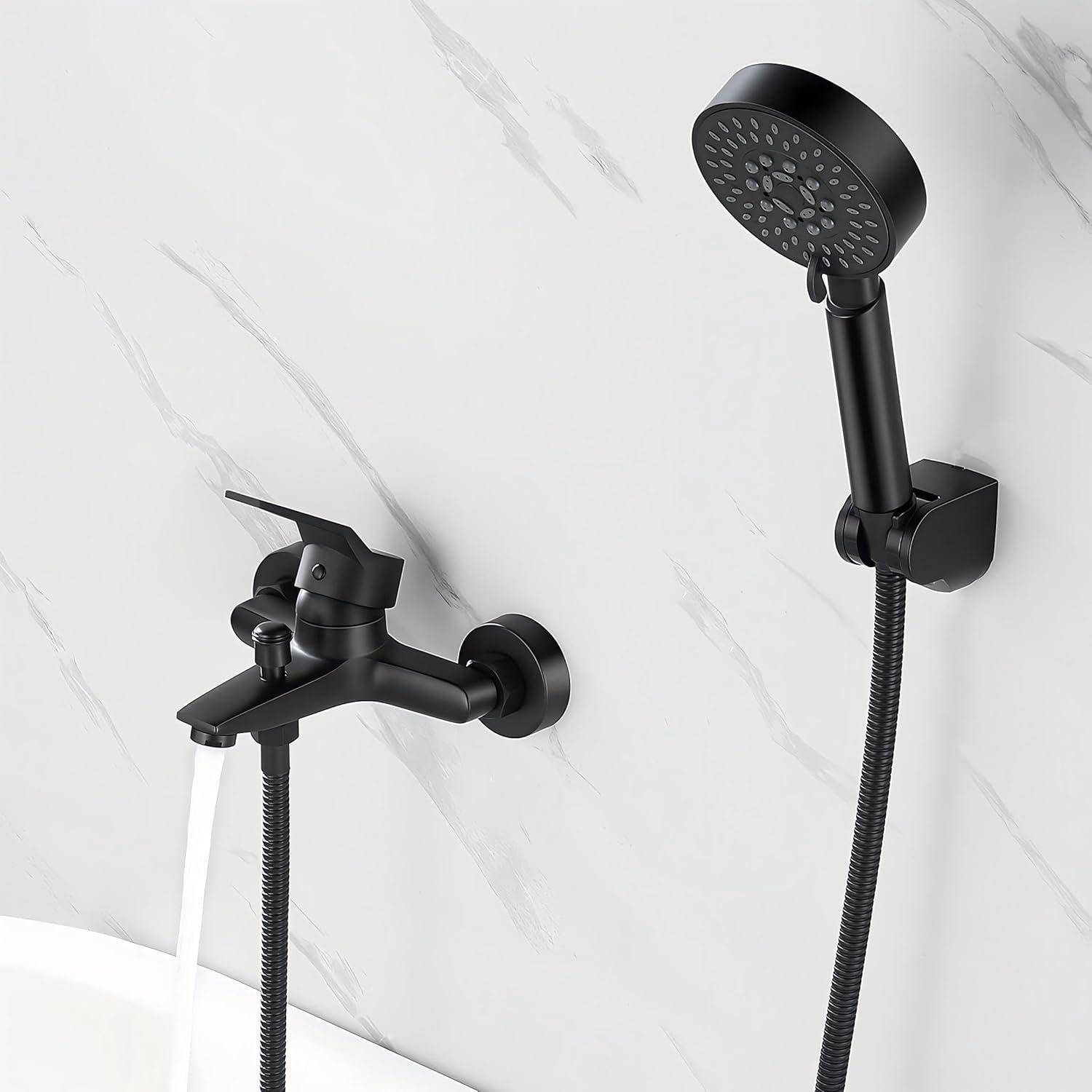 Moderner schwarzer Wasserhahn mit Duschkopf, der an einer weißen Marmorwand montiert ist und Wasser in eine Badewanne gießt.