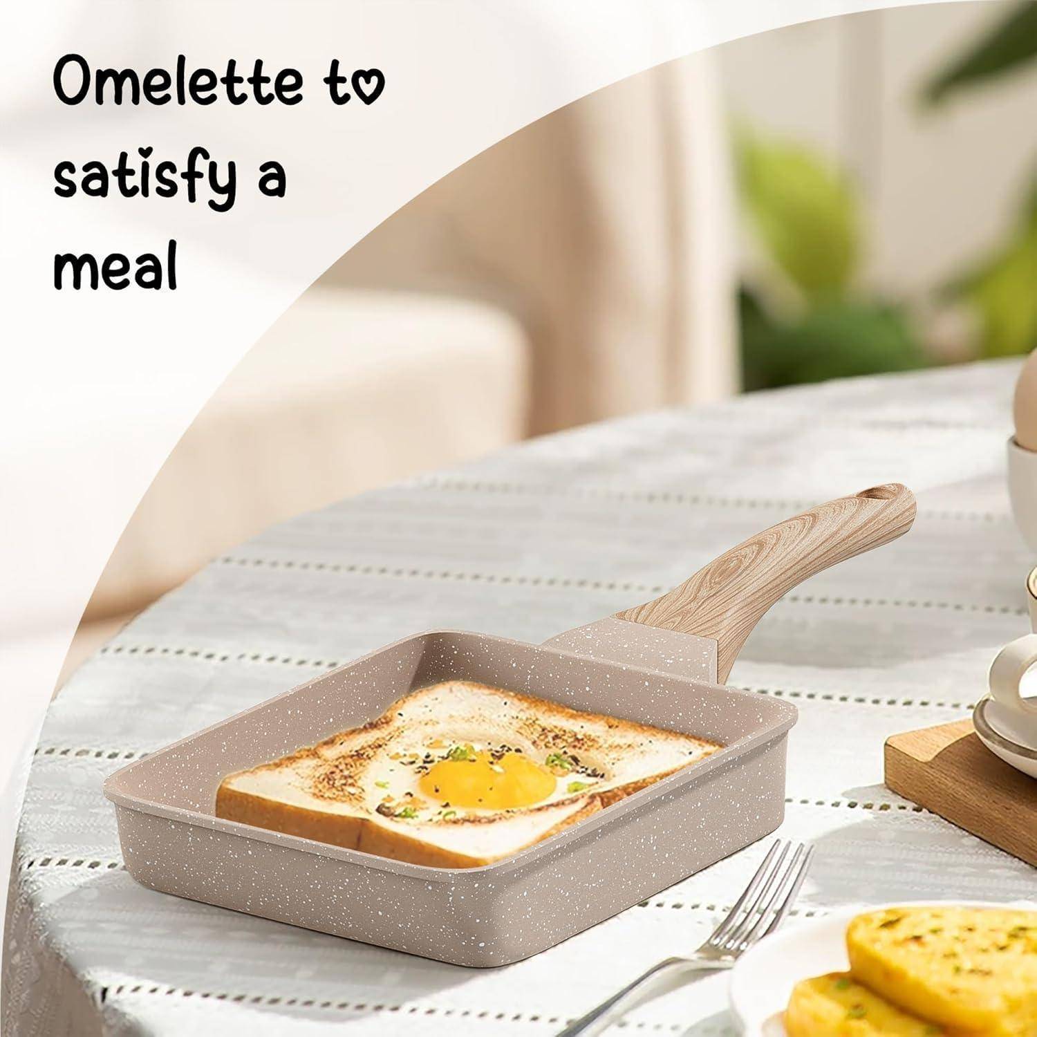 Ein quadratisches Pfännchen mit einem gekochten Omelette, das mit Kräutern bestreut ist, auf einem Tisch. Begleitet von einer Gabel, mit dem Text 