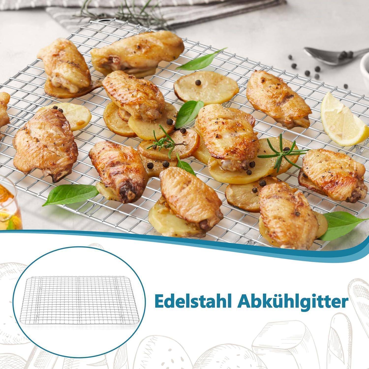 Gegrillte Hähnchenflügel und Kartoffelscheiben auf einem Abkühlgitter, garniert mit Zitrone und Kräutern. Text lautet 'Edelstahl Abkühlgitter'.