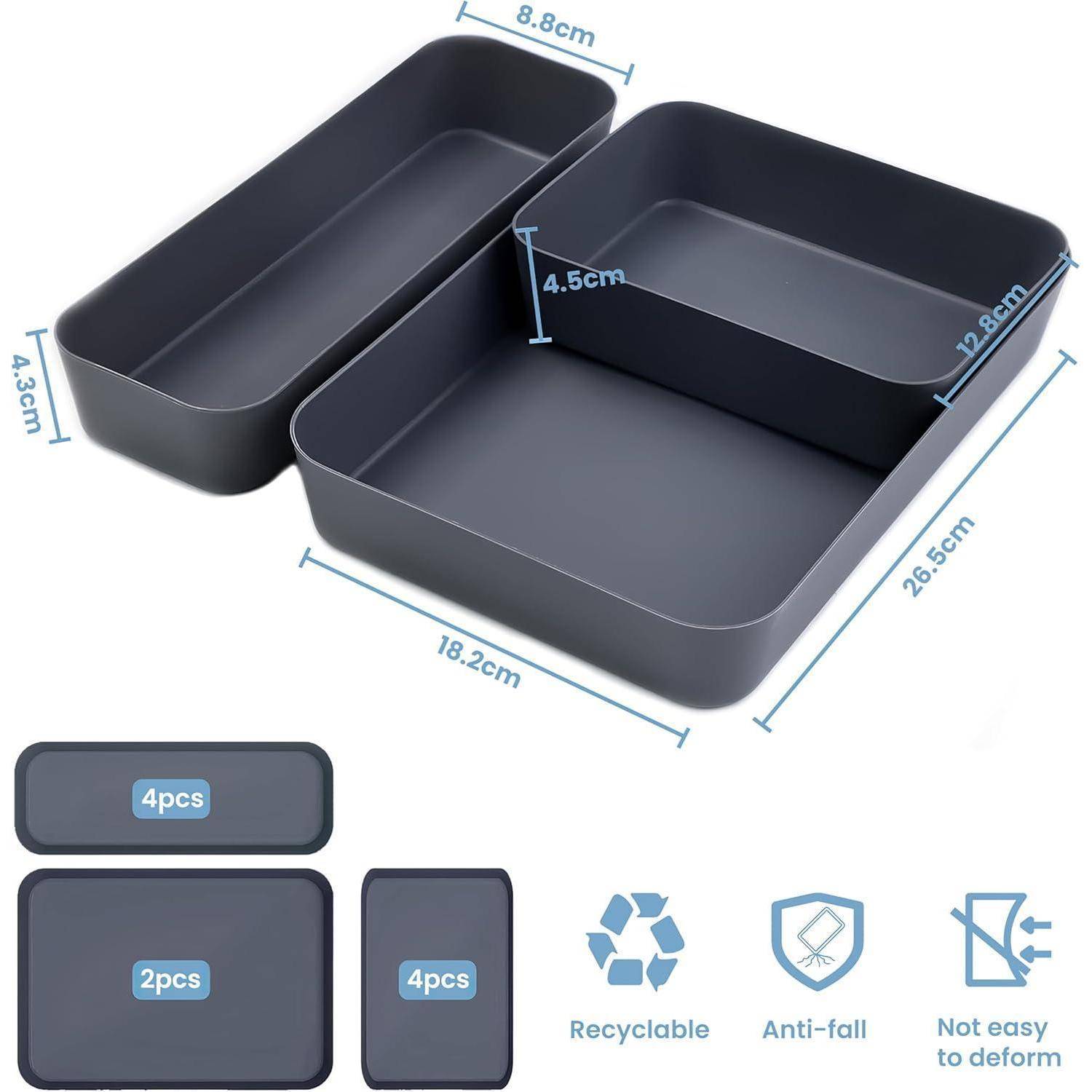 Vierer-Set dunkelgrauer Aufbewahrungsboxen in verschiedenen Größen; Abmessungen beschriftet. Symbole zeigen Eigenschaften wie Recycelbarkeit, Sturzschutz und Haltbarkeit.