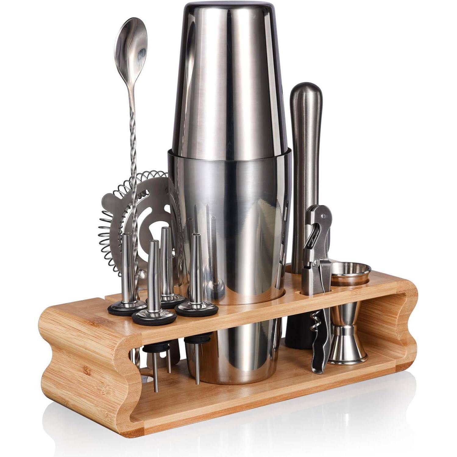Cocktail-Shaker-Set auf einem Holzständer mit Barwerkzeugen, einschließlich Messbecher, Flaschenöffner und Rührlöffel, für die Zubereitung von Cocktails zu Hause konzipiert.