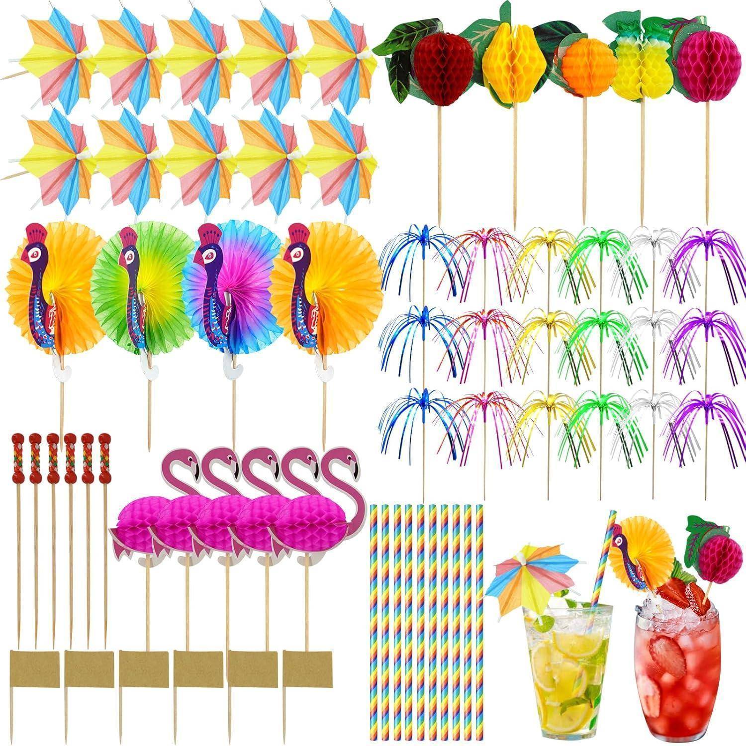 Verschiedene farbenfrohe Cocktail-Dekorationen, darunter Sonnenschirme, Früchte und Flamingos, umgeben zwei Getränke, die mit ähnlichen Elementen garniert sind.