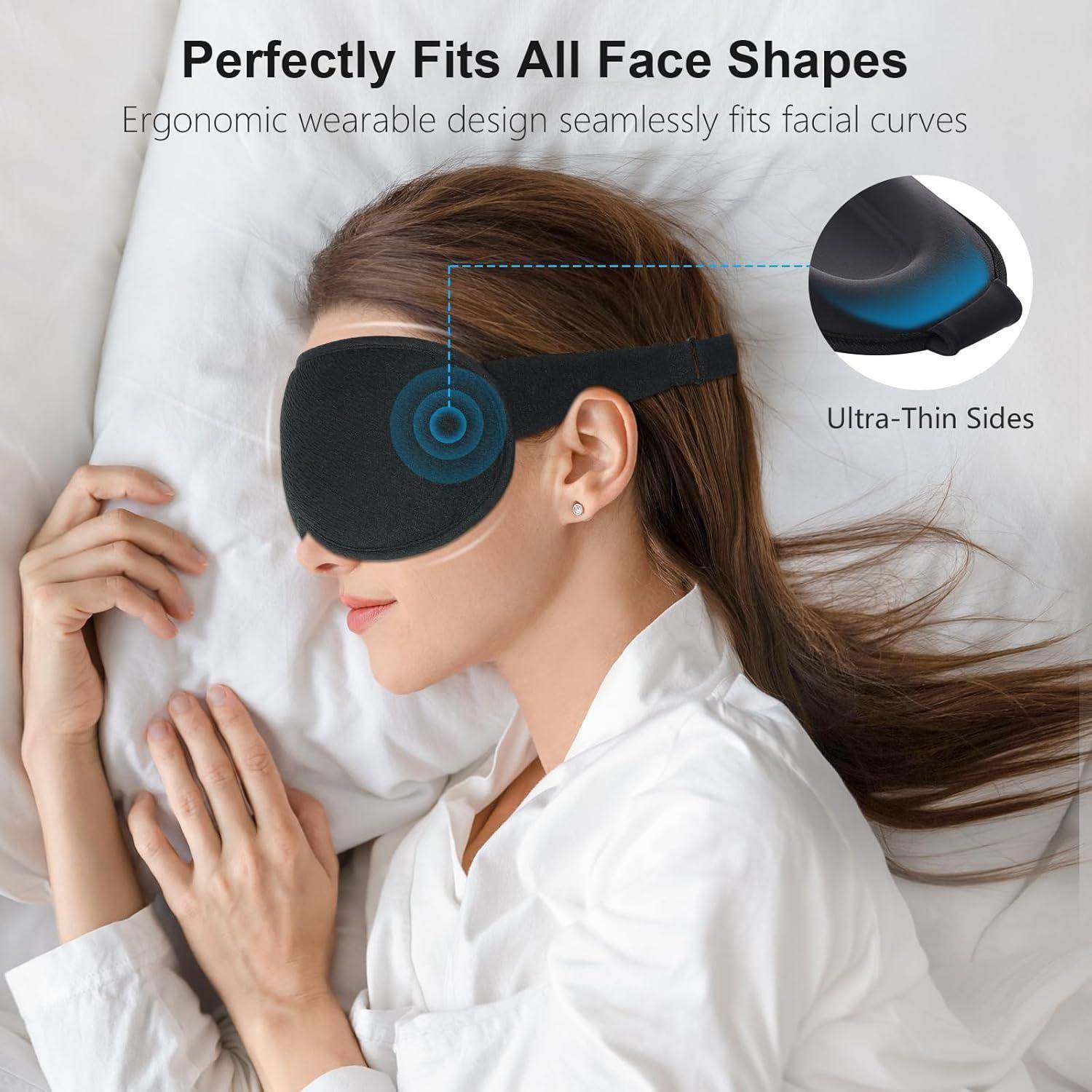 Eine Frau schläft auf ihrer Seite und trägt eine schwarze Schlafmaske mit dem Text „Perfekt passend für alle Gesichtsformen