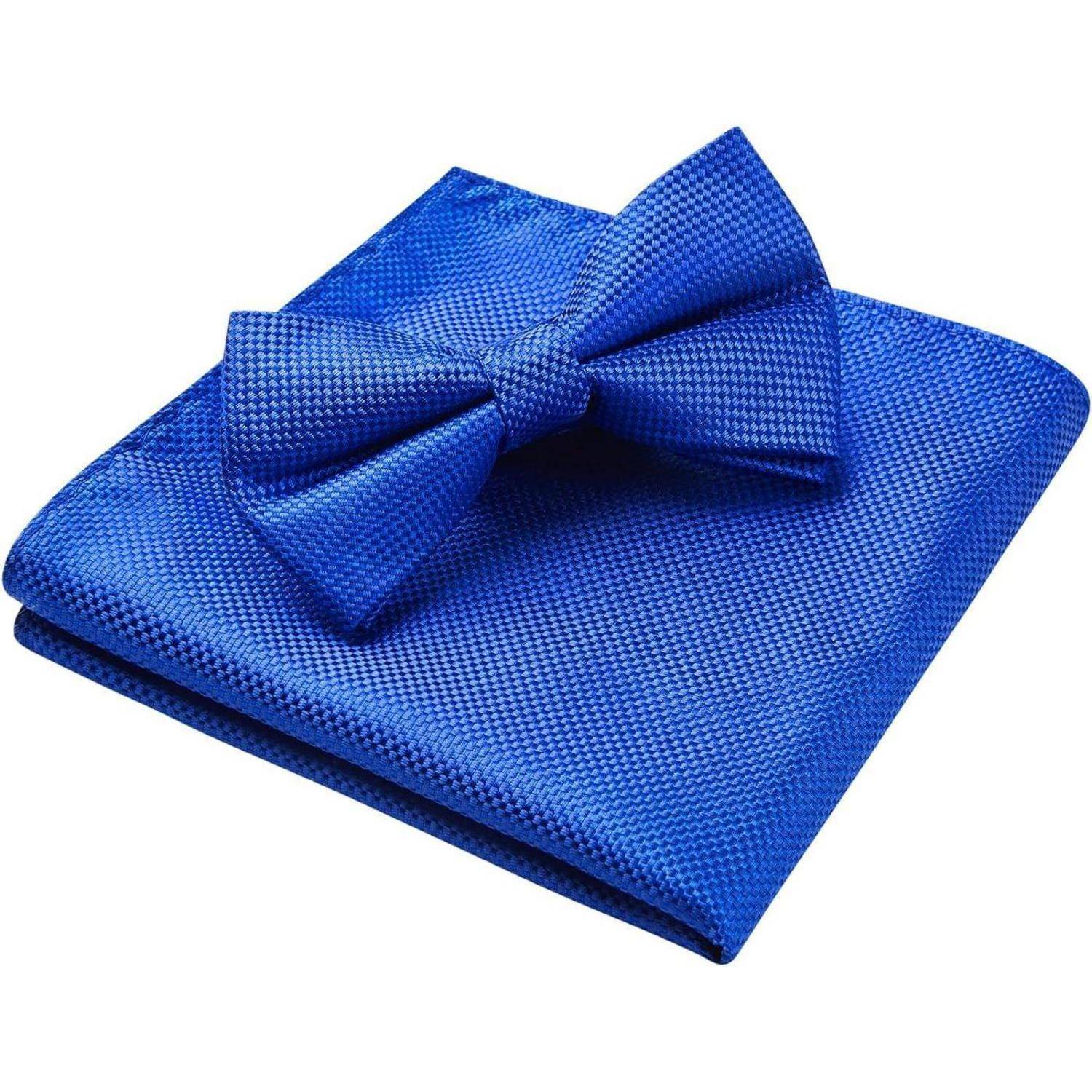 Eine blaue strukturierte Fliege und das passende Einstecktuch sind ordentlich drapiert und demonstrieren stilvollen formellen Accessoire-Schmuck.
