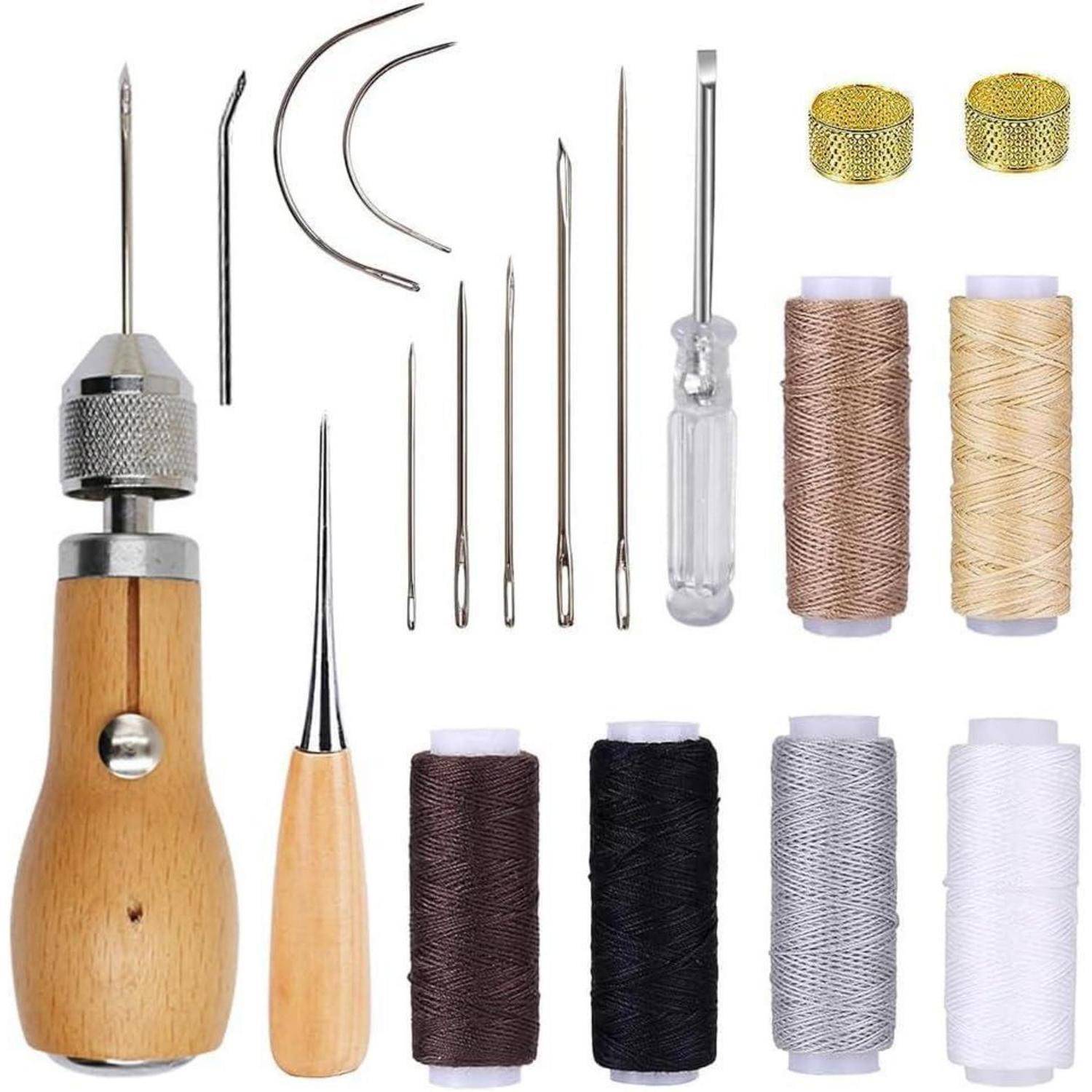 Lederwerkzeug-Set mit Nadeln, Ahlen, Fingerhüten, Schraubendreher und Garnspulen in verschiedenen Farben für Lederreparaturen oder -herstellung.