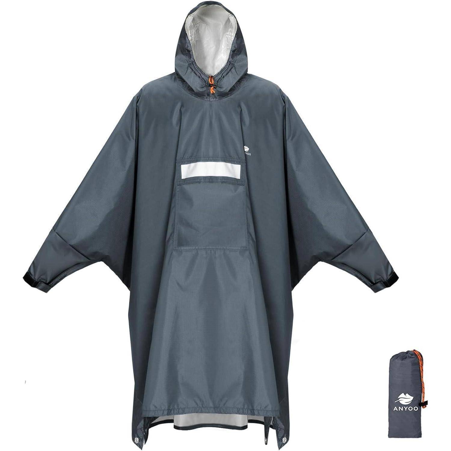 Ein grauer Regencape mit Kapuze, zusammen mit seinem kompakten Aufbewahrungsbeutel präsentiert.