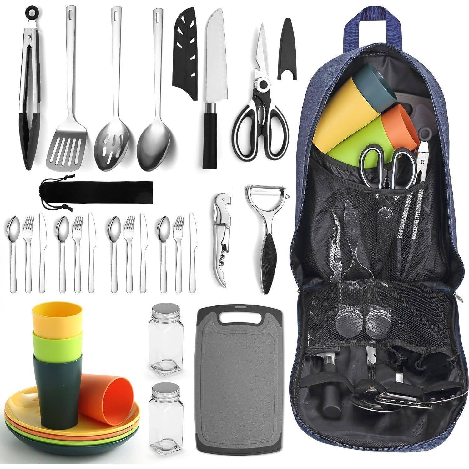 Tragbare Outdoor-Küche mit Utensilien, Tellern, Bechern und Zubehör, übersichtlich in einem blauen Transportkoffer verpackt, ideal für Camping.
