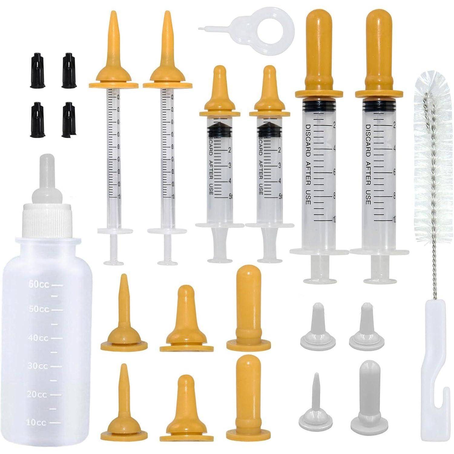 Ein Set, das mehrere Spritzen, Gummiadapter und eine Plastikflasche enthält, das typischerweise zur Verabreichung von Medikamenten oder Flüssigkeiten verwendet wird.
