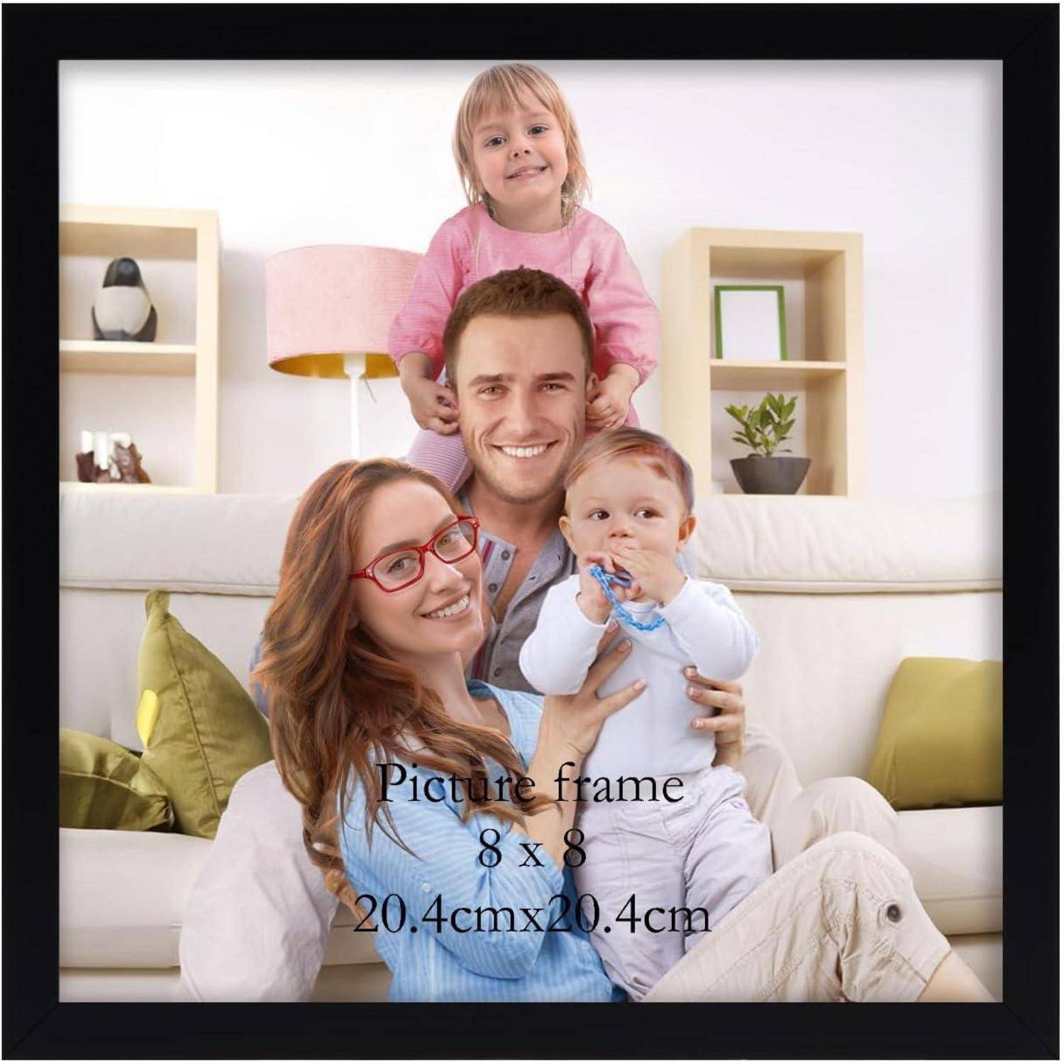 Eine lächelnde vierköpfige Familie mit zwei Kindern sitzt und posiert für ein Foto in einem Raum. Text auf dem Foto lautet: 
