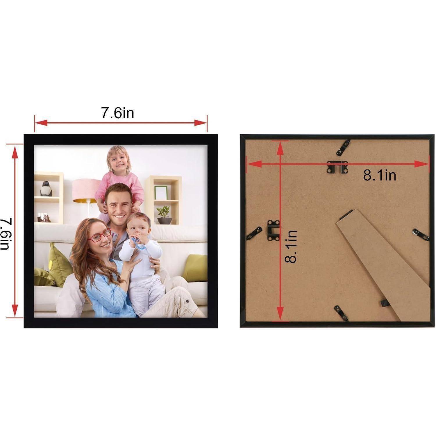 Fotorahmen-Abmessungen: Links zeigt ein Familienfoto in einem 7,6x7,6-Zoll-Rahmen; rechts zeigt die Rückseite eines 8,1x8,1-Zoll-Rahmens mit Ständer.