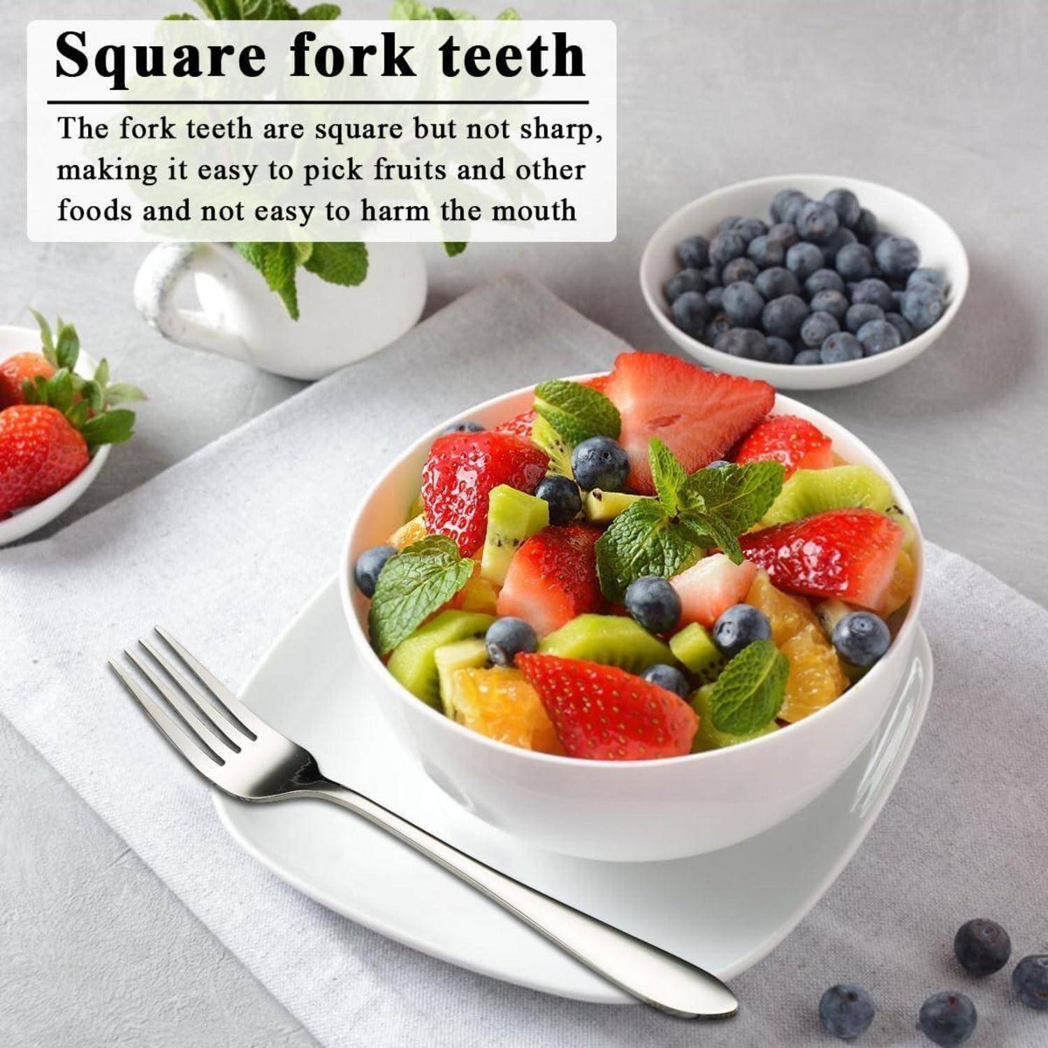Eine Schüssel Obstsalat mit Erdbeeren, Kiwi, Blaubeeren und Minzblättern, daneben eine Gabel. Der Text hebt die quadratischen Zinken der Gabel hervor.