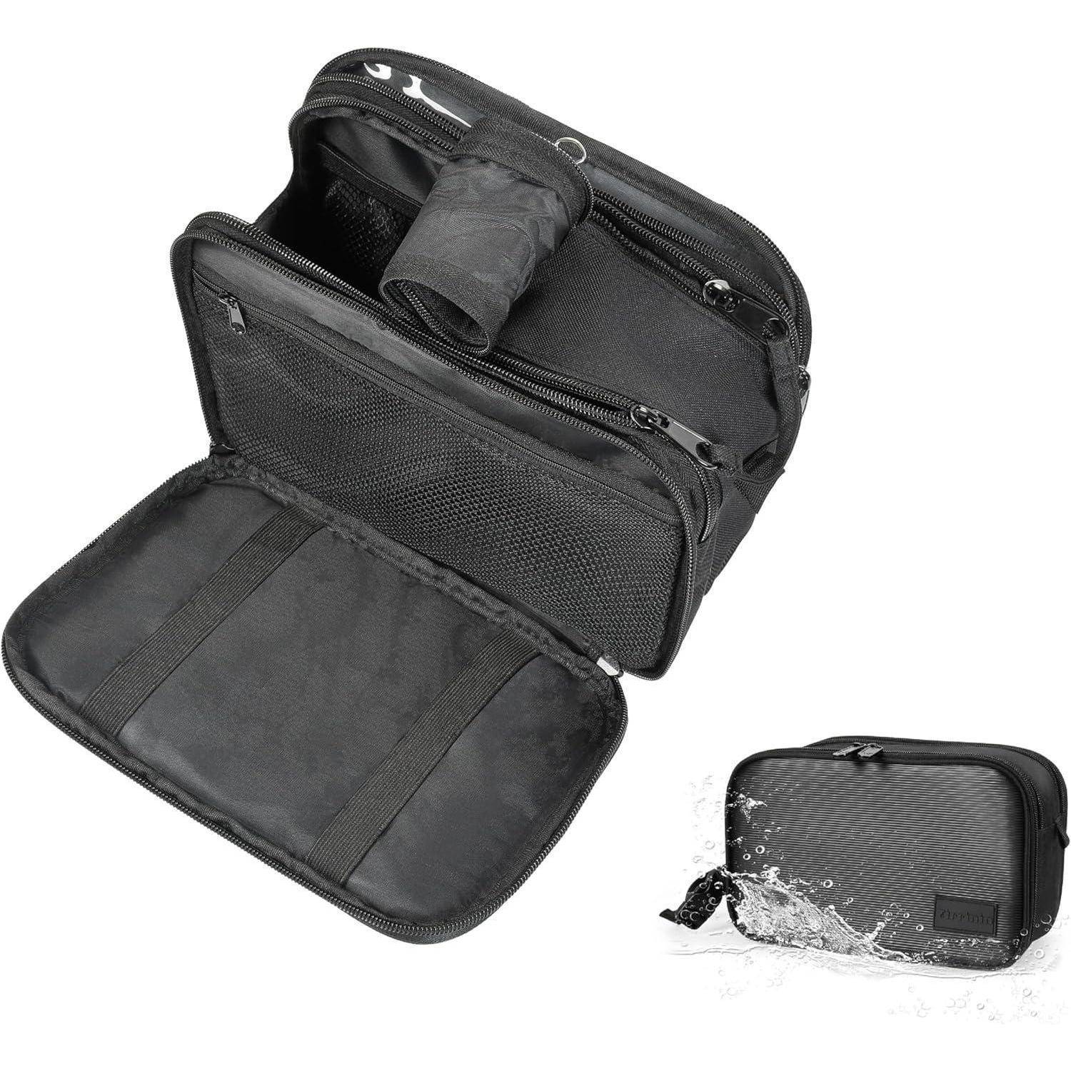 Eine schwarze, wasserdichte Kulturtasche, geöffnet, um ihre Fächer und das leere Innere zu zeigen, mit einem kleineren Bild, das Wasser zeigt, das von ihr abperlt.