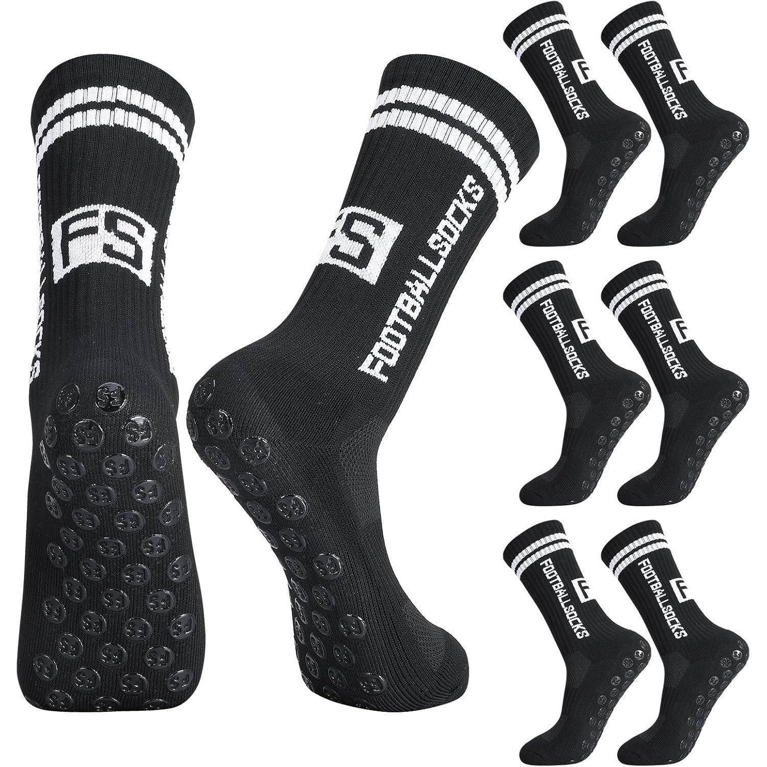 Schwarze Fußballsocken mit weißen Streifen und rutschfesten Sohlen, mit der Aufschrift 'FOOTBALLSOCKS'. Mehrere Winkel der Socken zur Detailansicht gezeigt.