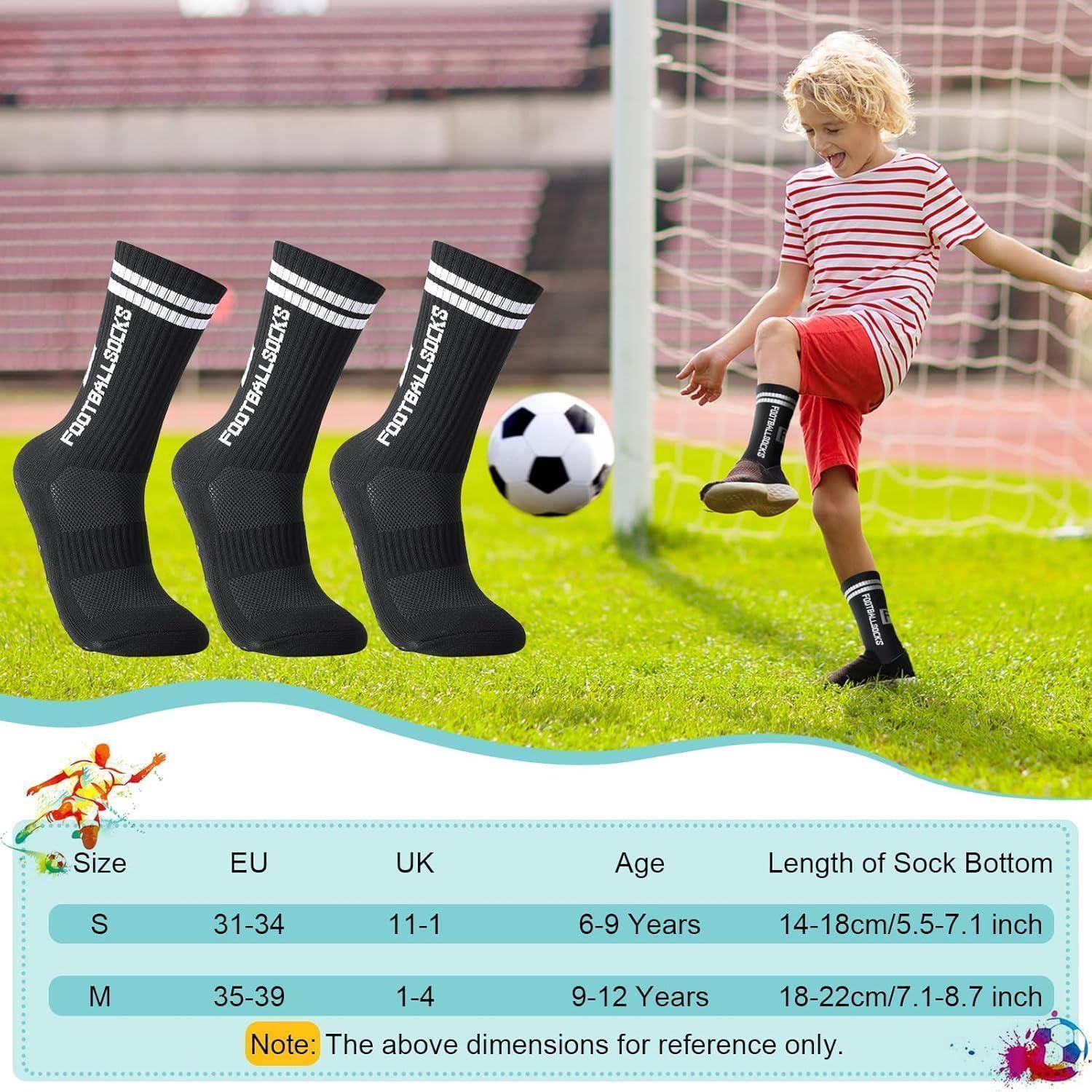 Ein Kind mit einem rot-weiß gestreiften Shirt tritt einen Fußball auf Rasen. Darunter befindet sich eine Größentabelle für Fußballsocken mit den Größen S und M und deren Abmessungen.