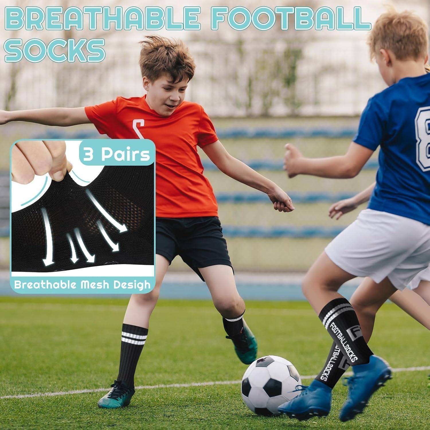 Zwei Jungen spielen Fußball; einer in Rot, der den Ball tritt, einer in Blau, der sich darauf vorbereitet zu blocken. Hervorgehobener Einschub zeigt atmungsaktives Mesh-Design der Socken, mit der Aufschrift ‚3 Paare' und ‚Atmungsaktive Fußballsocken'.