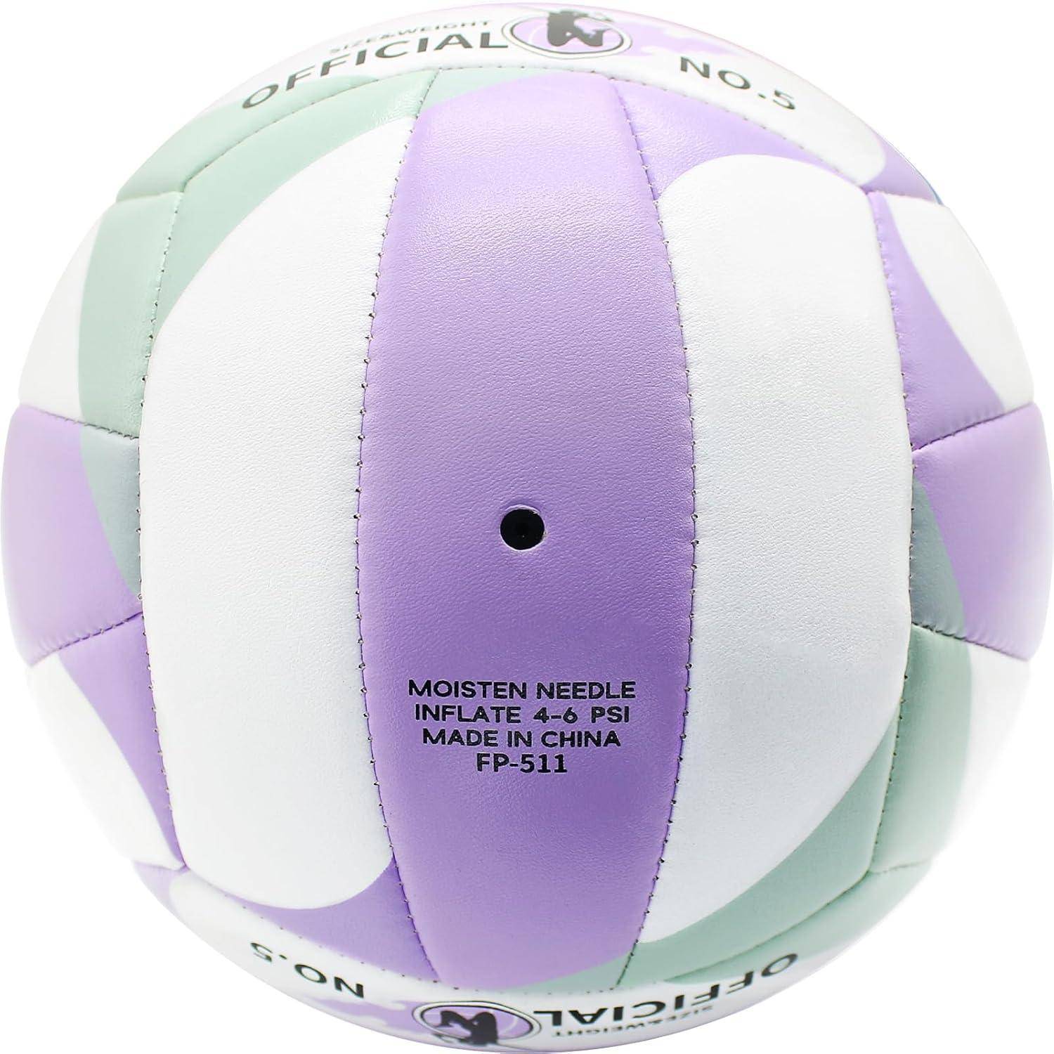 Ein weiß-, hellgrün- und lila-farbener Volleyball mit der Aufschrift 