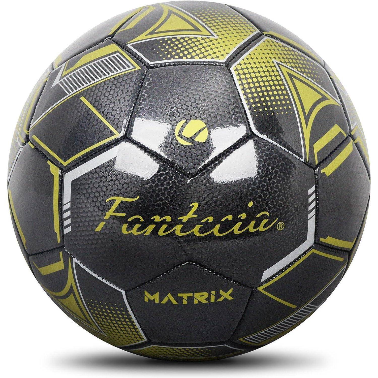 Ein schwarzer und gelber Fußball mit einem geometrischen Muster, auf dessen Oberfläche die Worte ‚Fantcia' und ‚Matrix' gedruckt sind.
