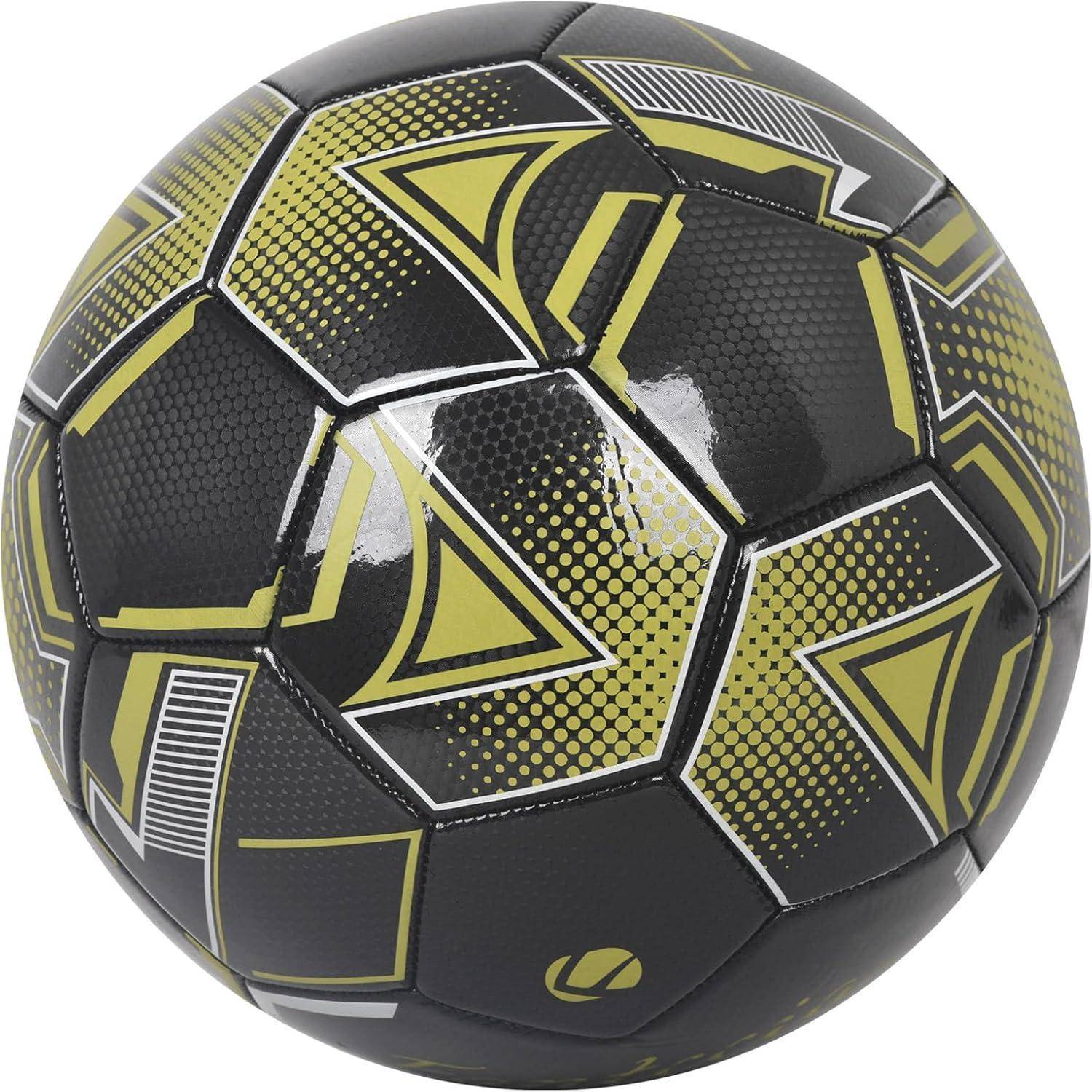 Ein schwarzer Fußball mit gelben geometrischen Mustern und weißen Akzenten, mit einer glänzenden Oberfläche.