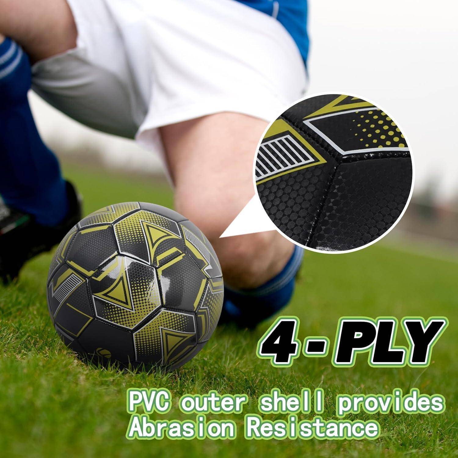 Ein Fußballspieler kniet auf Gras neben einem schwarzen und limegrünen Fußball, der mit '4-PLY' markiert ist. Eine Detailansicht zeigt die PVC-Textur des Balls.