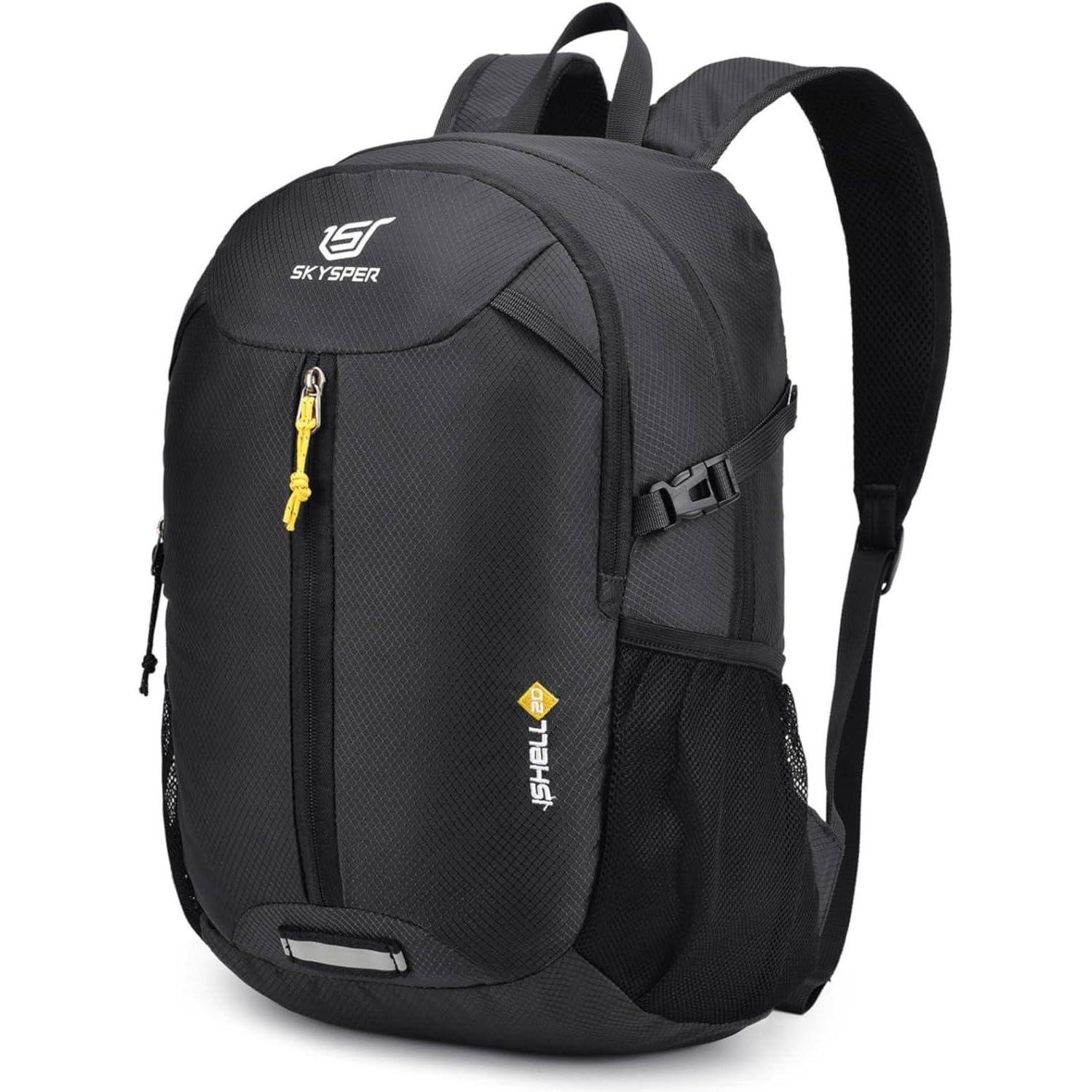 Ein schwarzer Rucksack mit Tragegriff und verstellbaren Schulterriemen. Er verfügt über einen gelben Reißverschlusszug und ein kleines Logo auf der Vorderseite. Geeignet für Reisen oder den Schulgebrauch.