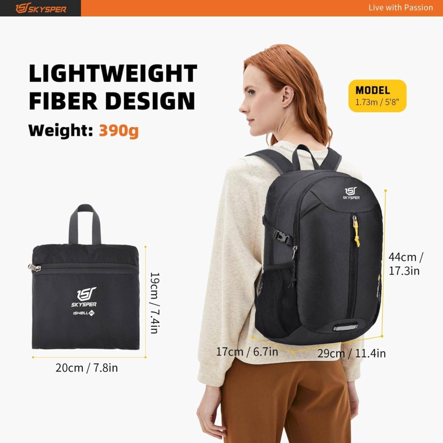 Eine Frau trägt einen schwarzen Rucksack mit dem Aufdruck 'Lightweight Fiber Design'. Das Gewicht wird mit 390g angegeben. Rucksackabmessungen: 44cm x 29cm x 17cm.