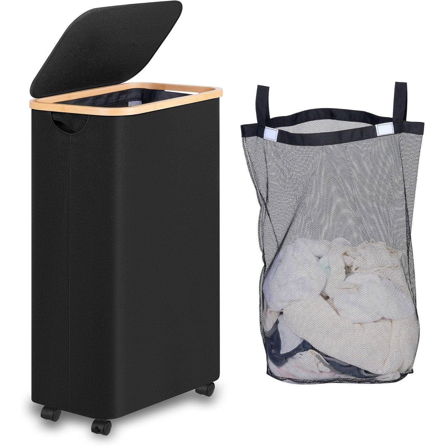 Wäschekorb mit einem Holzdeckel und offener Klappe auf der linken Seite. Mesh-Wäschesack rechts, gefüllt mit Kleidung.