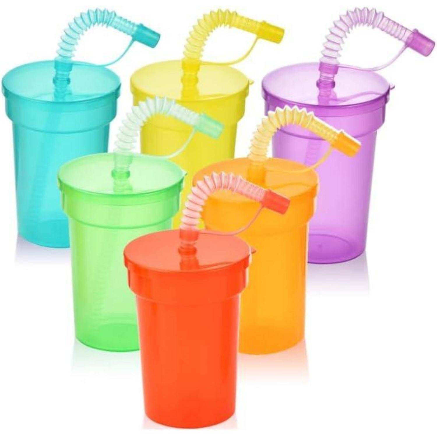 Sechs bunte Becher mit Knickstrohhalmen, jeder in einer anderen leuchtenden Farbe: grün, rosa, lila, gelb, orange und türkis.