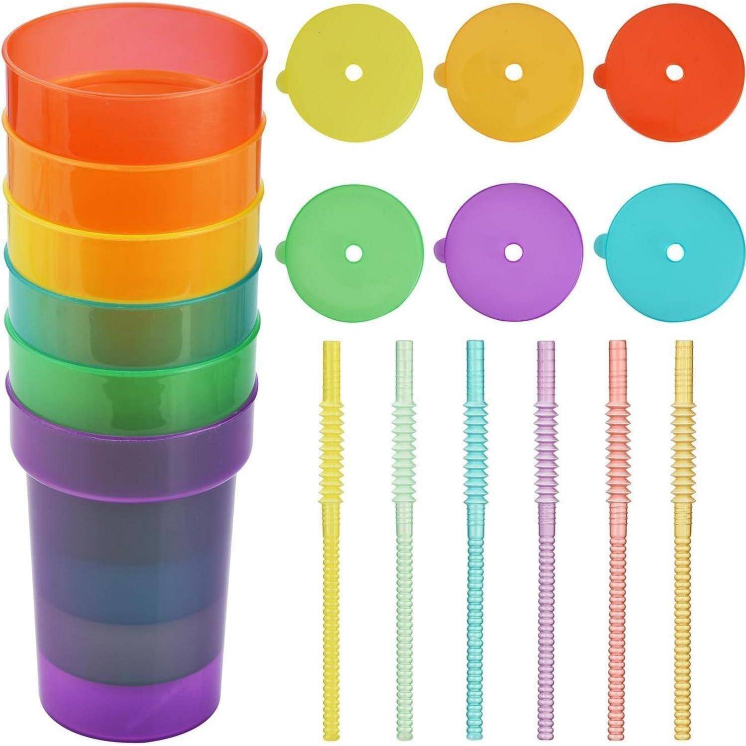 Ein Set aus sechs gestapelten bunten Bechern mit passenden Deckeln und flexiblen Strohhalmen, jeweils in verschiedenen leuchtenden Farben: Orange, Gelb, Grün, Petrol, Pink und Lila.