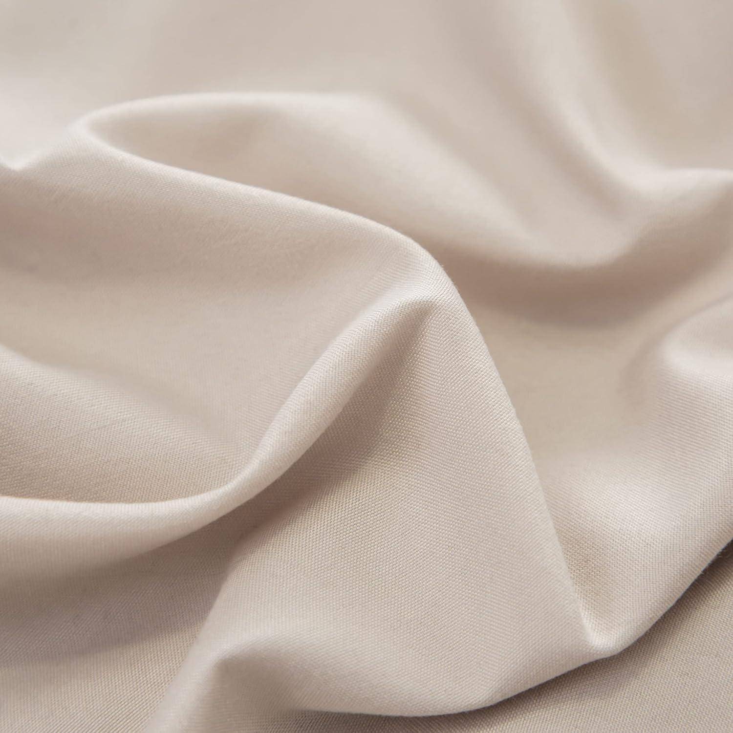 Beiger Stoff mit weichen Falten und sanftem Glanz, der Luxus und Eleganz vermittelt, häufig verwendet für hochwertige Vorhänge oder Kleidung.