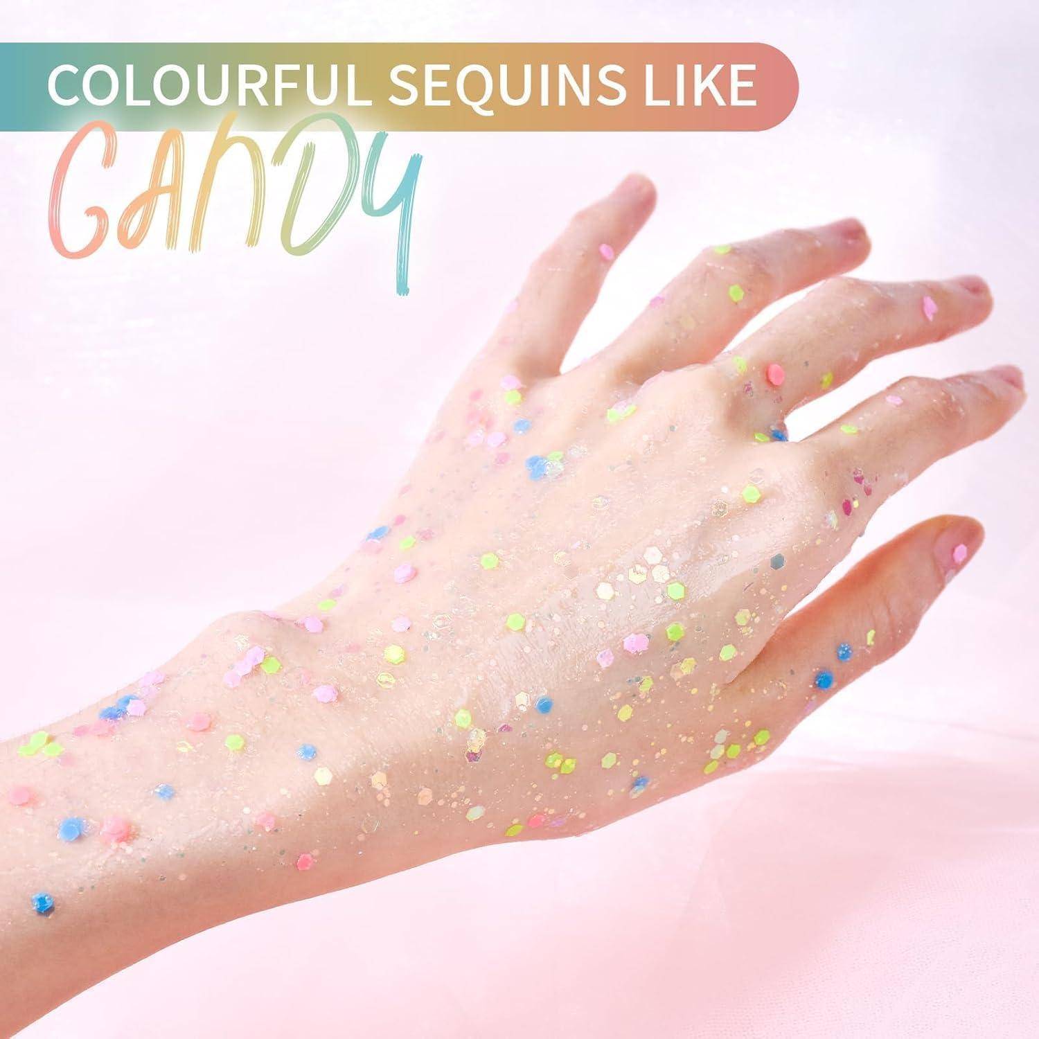 Eine Hand, bedeckt mit lebhaften, bunten Pailletten vor einem weichen rosa Hintergrund. Der Text lautet: „Bunte Pailletten wie Süßigkeiten