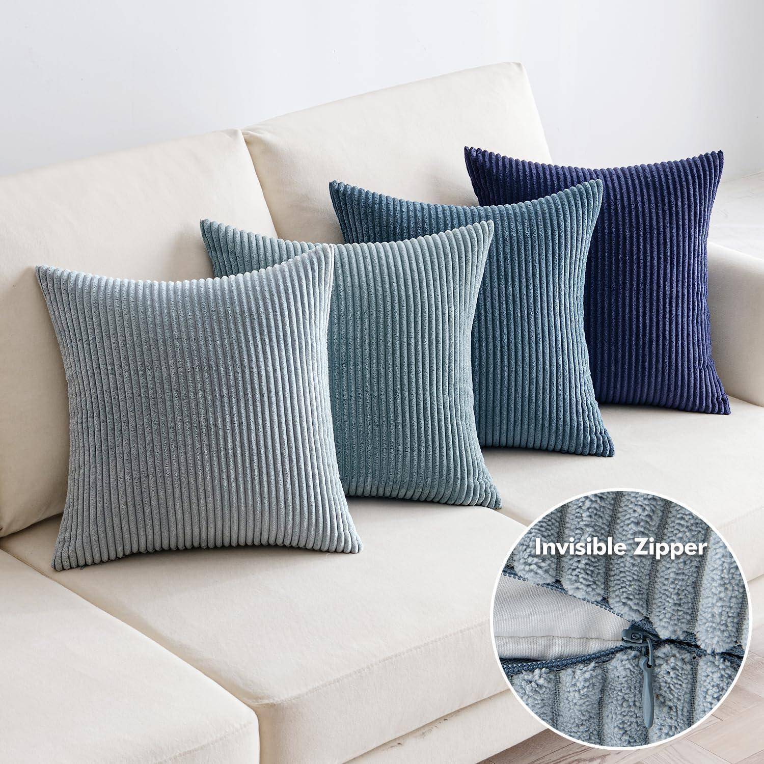 Zierkissen in verschiedenen Blautönen mit gerippter Textur auf einem cremefarbenen Sofa; Detailausschnitt zeigt die 'Unsichtbare Reißverschluss'-Detailansicht des Kissens.
