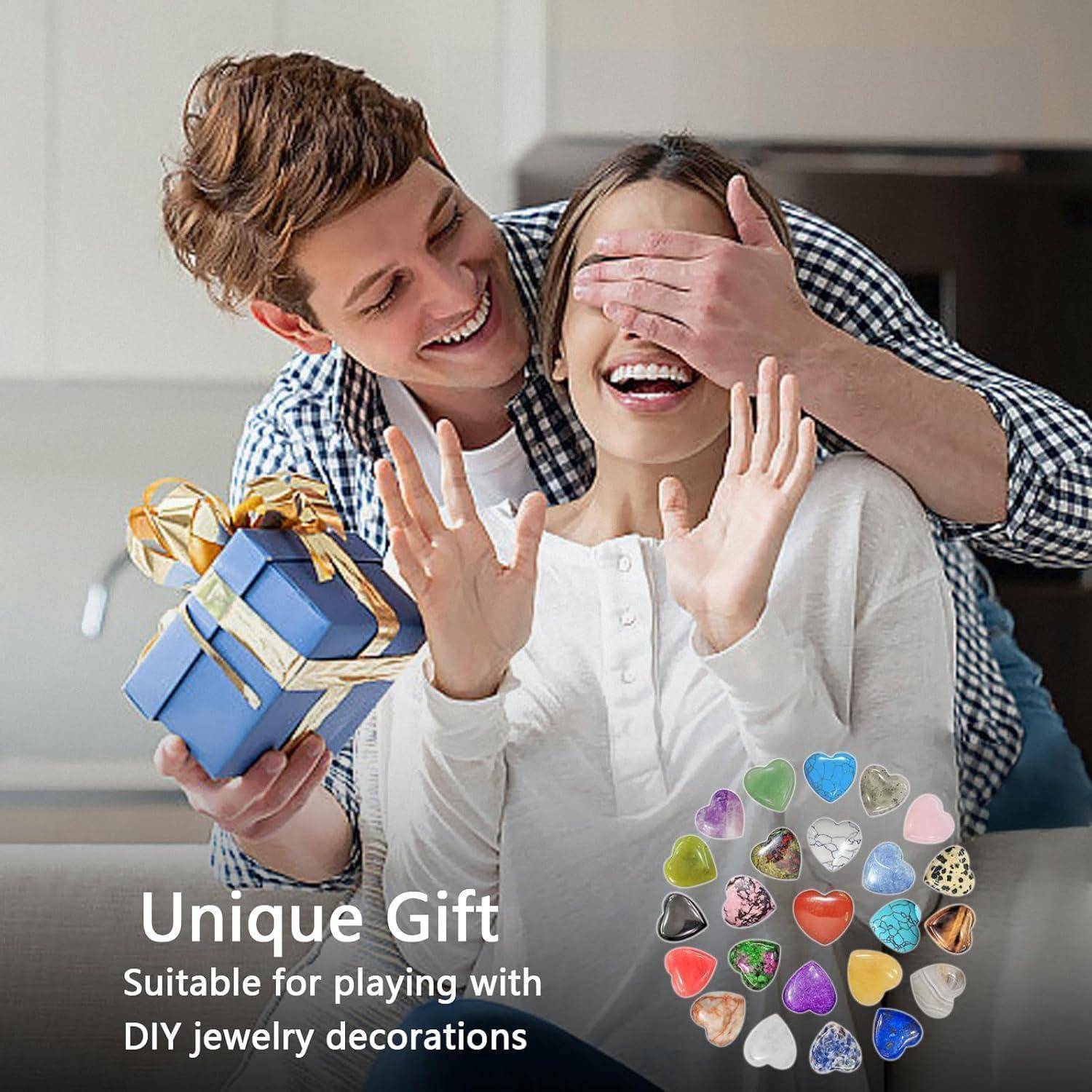 Ein Mann überrascht eine Frau mit einer Geschenkbox, die mit einem blauen Band geschnürt ist. Text lautet: 