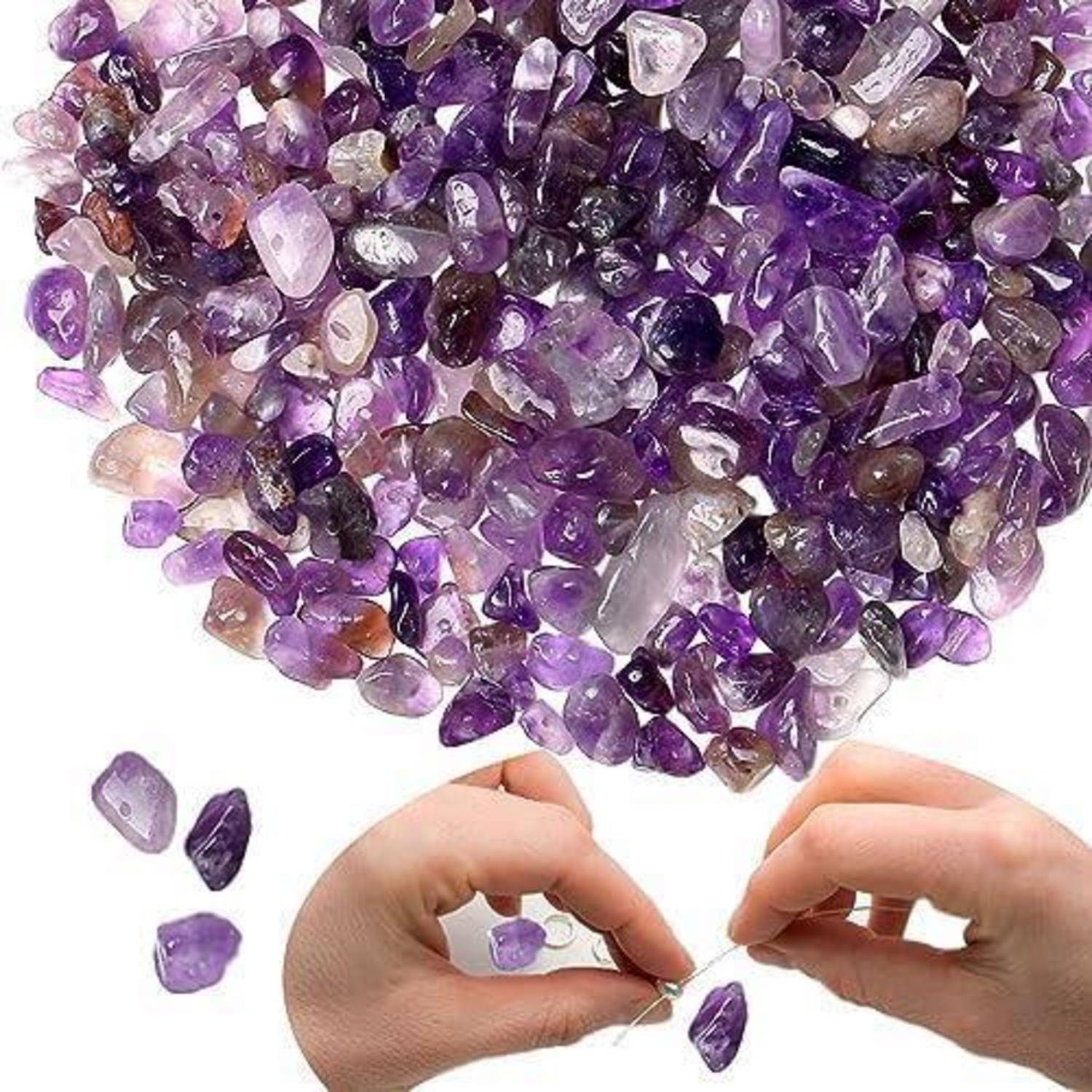 Hände reihen kleine violette Edelsteine zu einem Armband auf. Ein Haufen Amethyststeine in verschiedenen Schattierungen am oberen Bildrand.