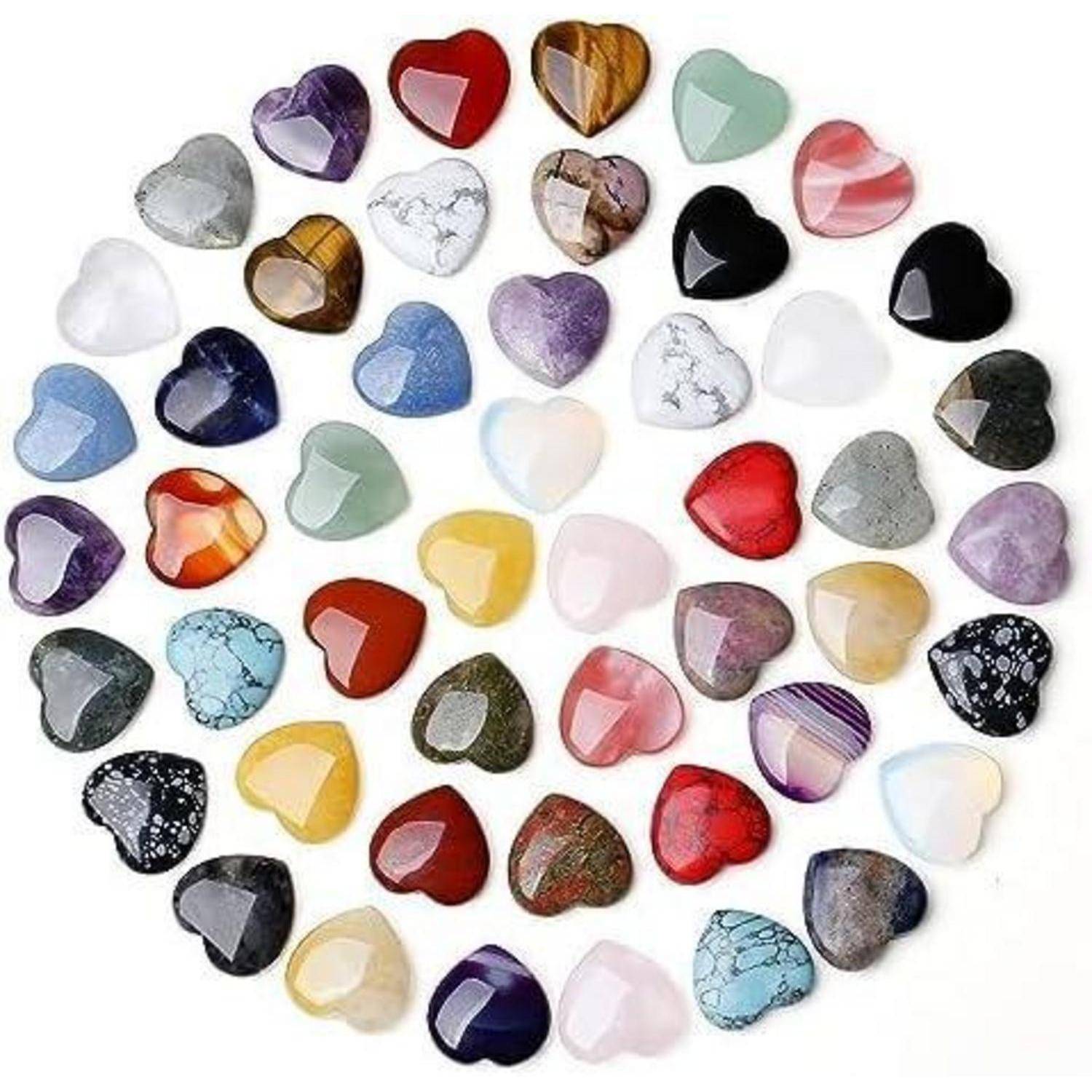 Eine Sammlung von bunten herzförmigen Steinen, die in einem Kreis angeordnet sind und eine Vielfalt an Farben und Texturen wie Rot, Blau und Grün präsentieren.